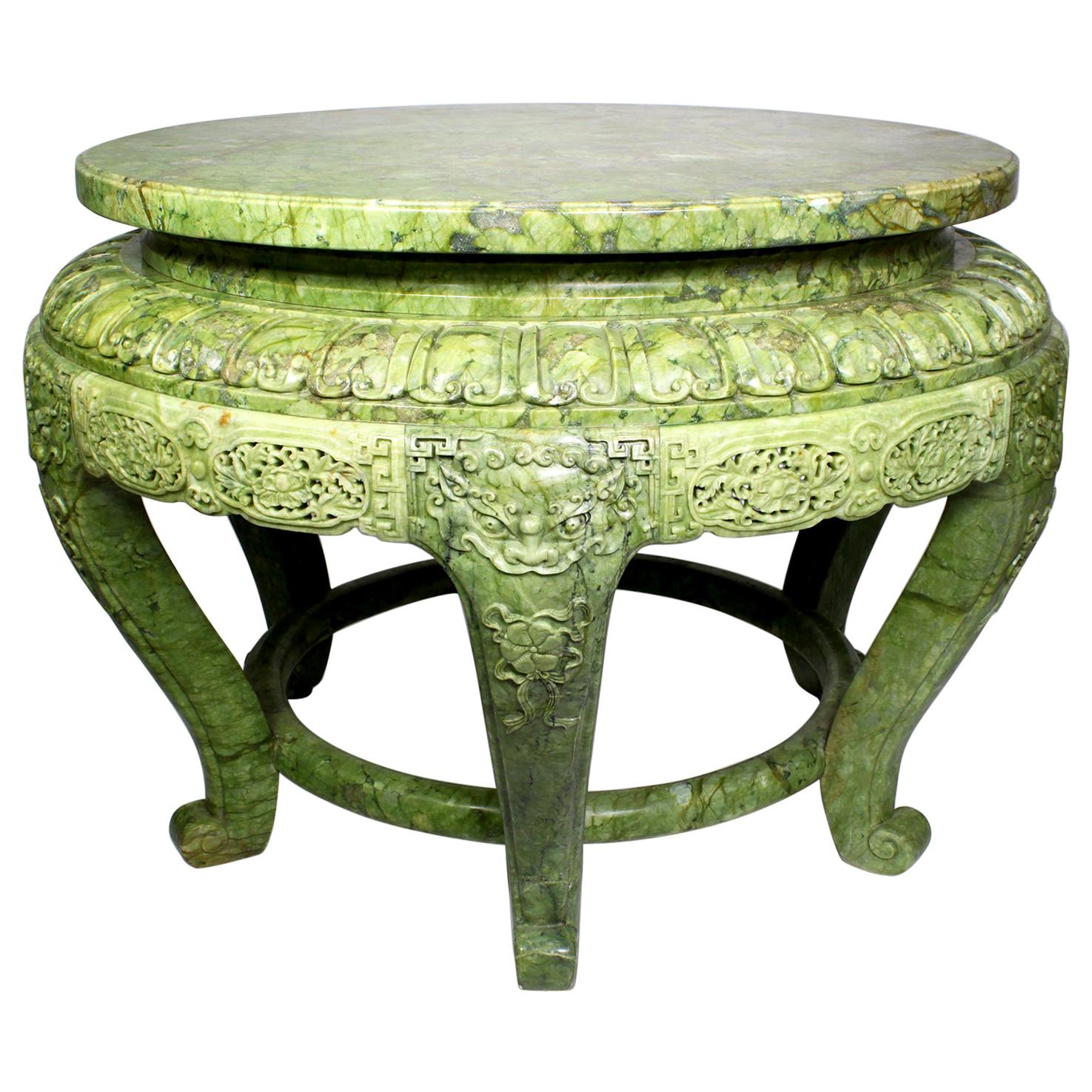 Table centrale en serpentine verte sculptée de la fin du 20e siècle, de style chinois en vente