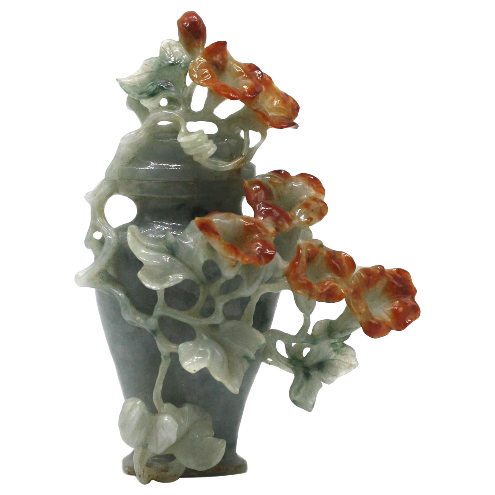 Petit vase et couvercle chinois en jadéite vert pâle et roux en vente