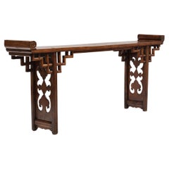 Fina mesa de altar china de madera de peral con reparaciones incrustadas