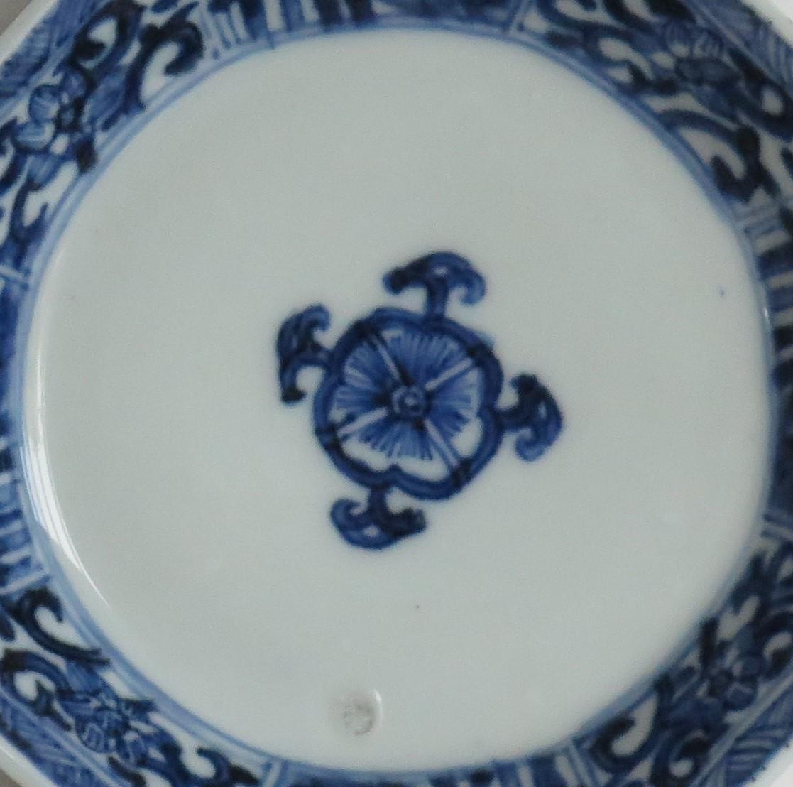 Qing Kangxi Chinese small Dish Porcelain Blue & White, Circa 1700 For Sale 8