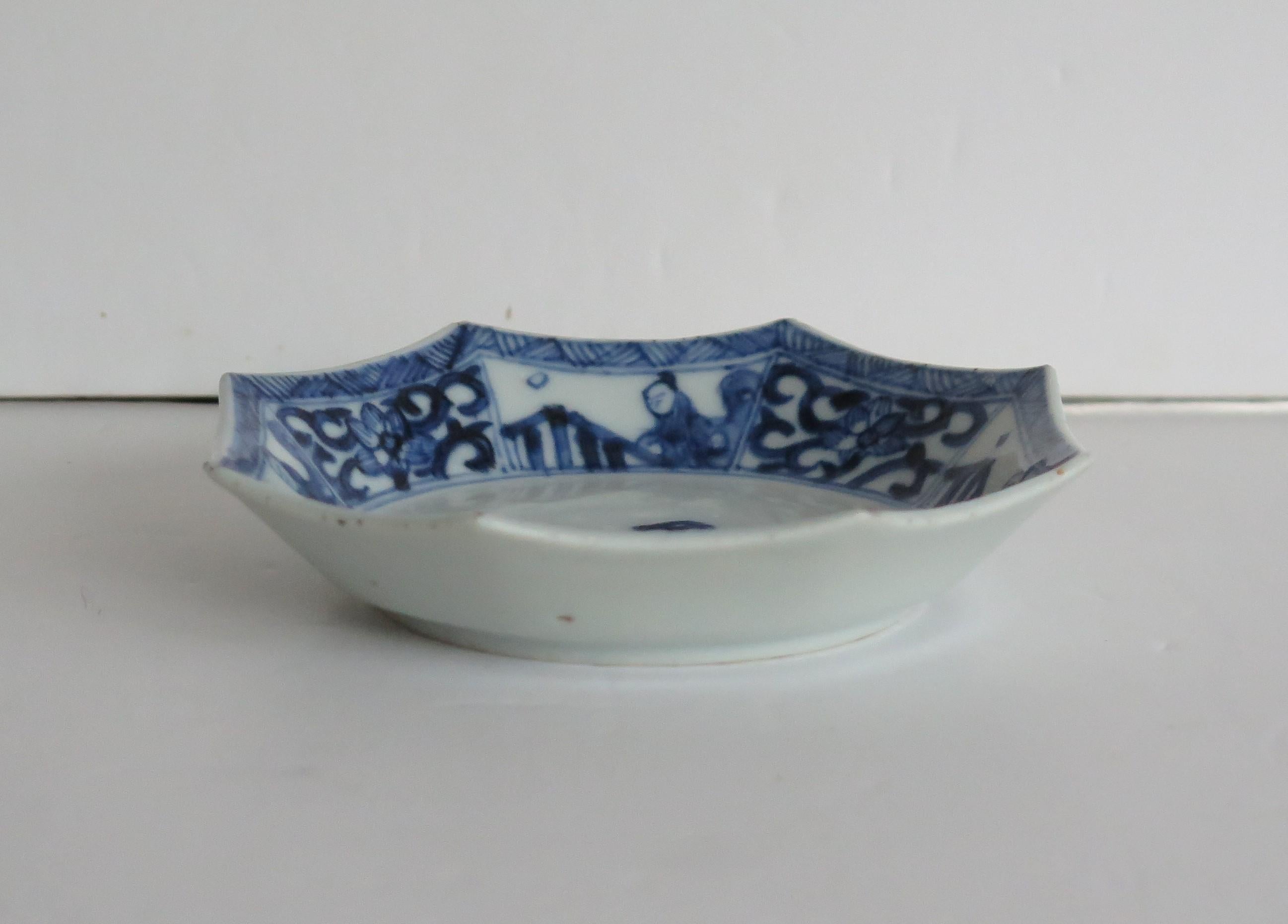 Dies ist eine wunderschön handbemalte chinesische Porzellanschale in Blau und Weiß aus der Qing, Kangxi Periode, 1662-1722.

Die Schale ist fein getöpfert und hat eine achteckige Form. Sie besteht aus klarem, weißem Porzellan, einem sorgfältig