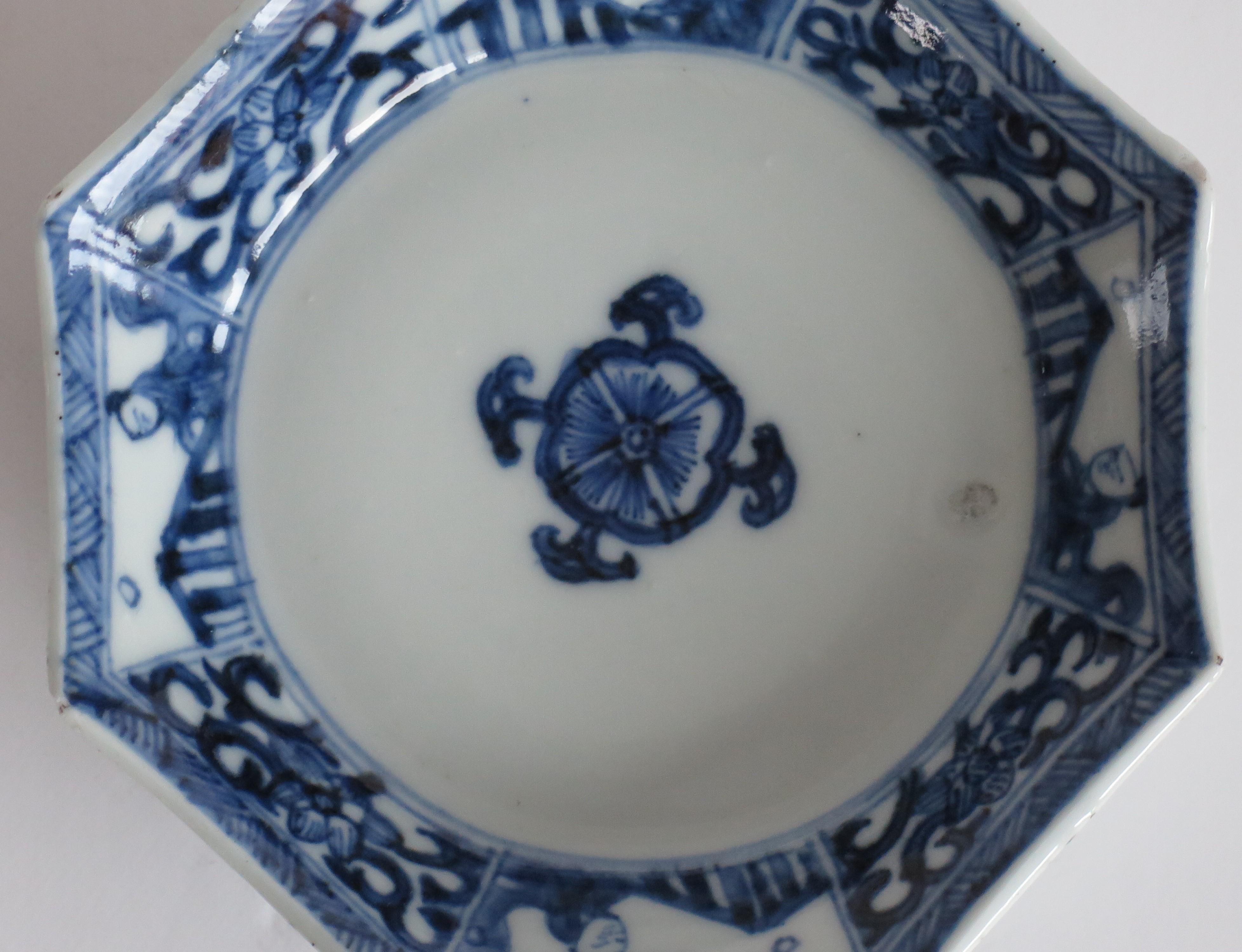 Chinesische kleine Schale aus Porzellan in Blau und Weiß von Qing Kangxi, um 1700 (Qing-Dynastie) im Angebot