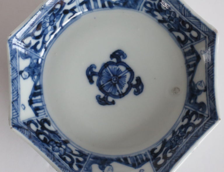 Hand-Painted Qing Kangxi Chinese small Dish Porcelain Blue & White, Circa 1700 For Sale