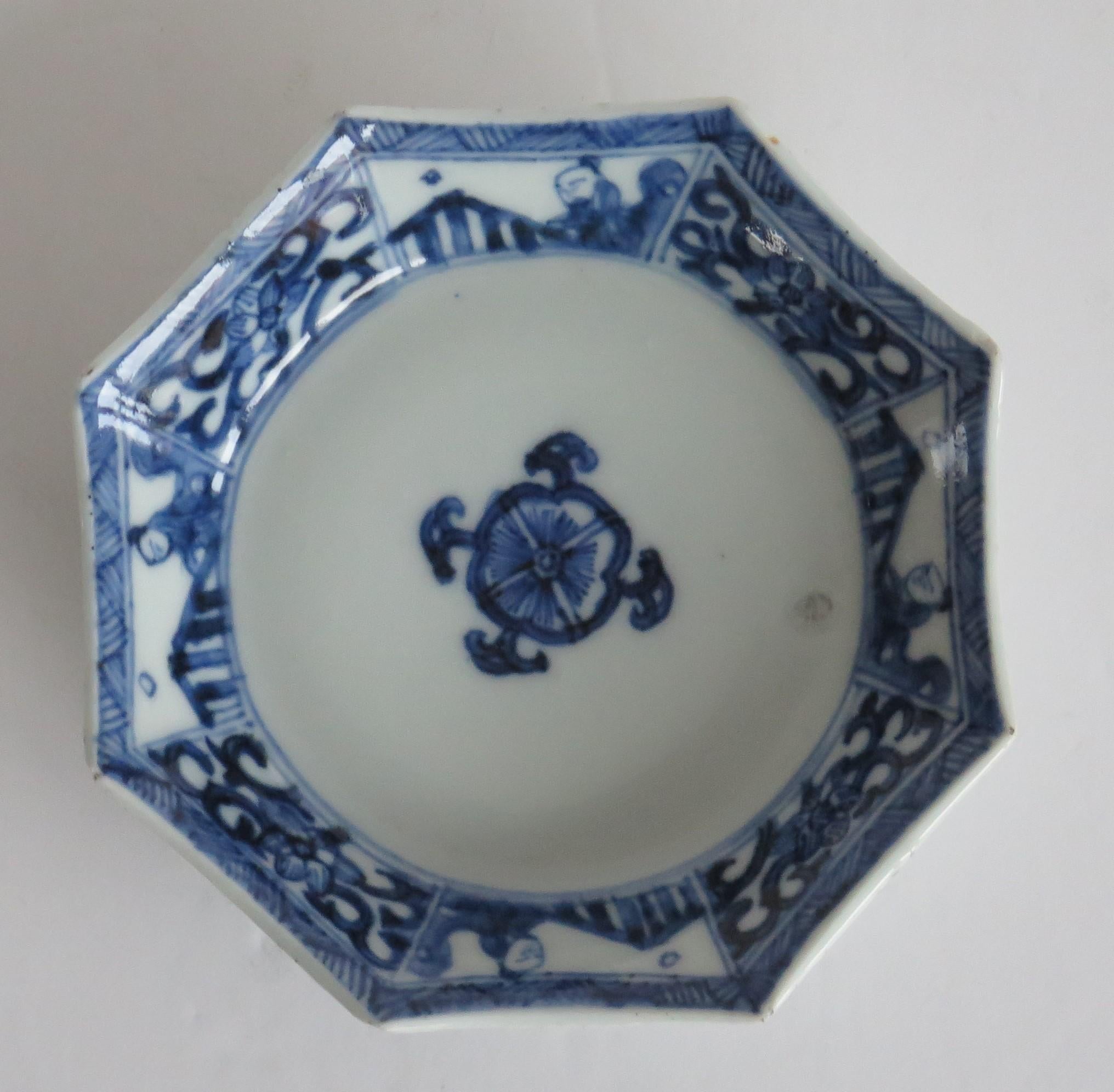 Chinesische kleine Schale aus Porzellan in Blau und Weiß von Qing Kangxi, um 1700 (17. Jahrhundert) im Angebot