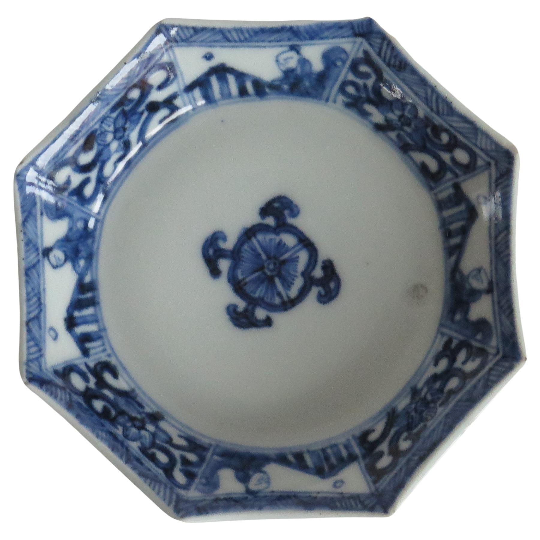 Qing Kangxi Chinese small Dish Porcelain Blue & White, Circa 1700
