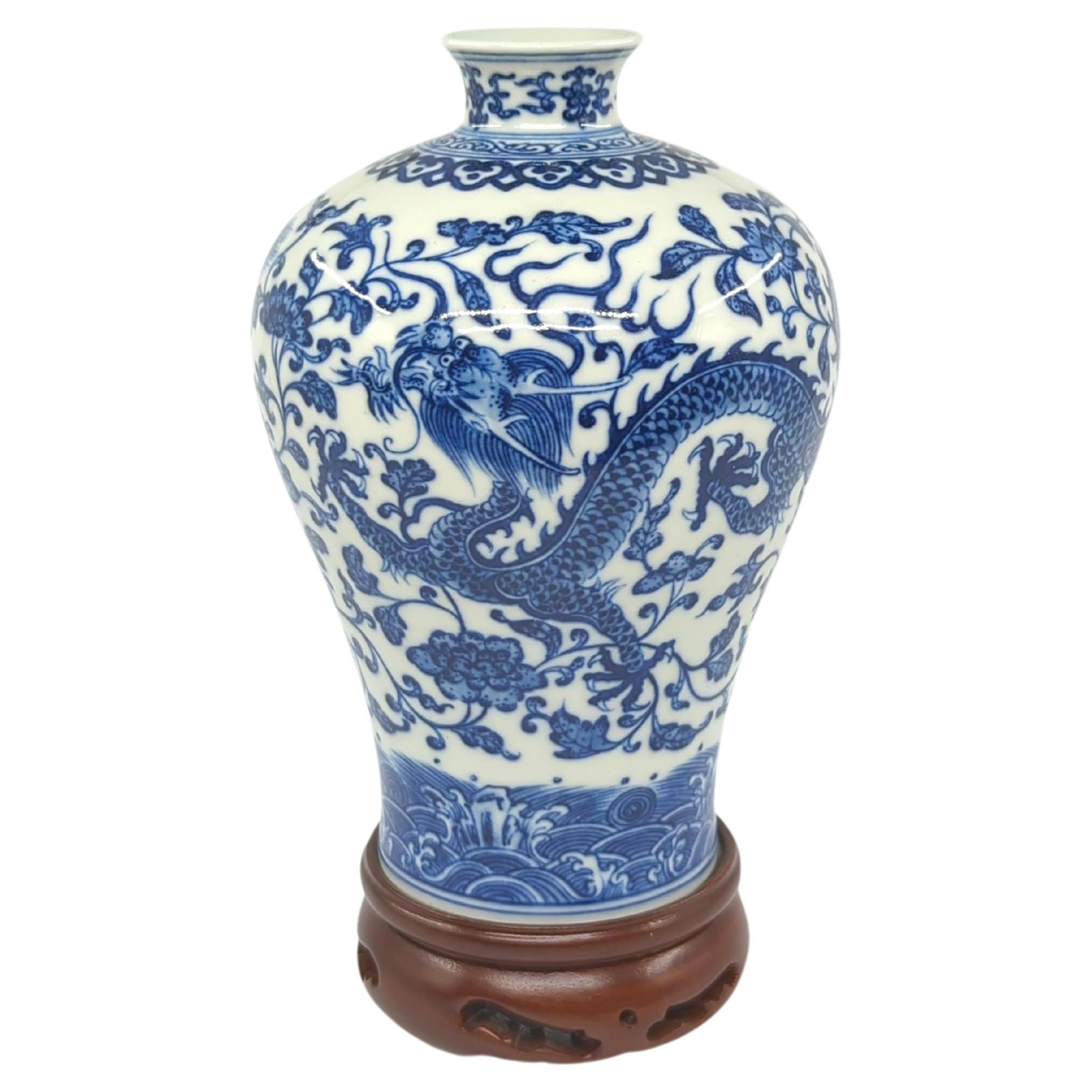 Vaso di porcellana cinese di pregio in bianco e blu Dragon Phoenix Meiping Stand Modern 20c