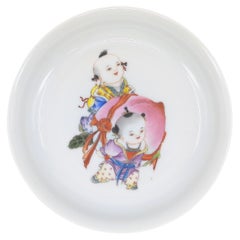 Fine porcelaine chinoise Famille Rose Fencai 2 garçons portant une assiette pêche ROC 20c 