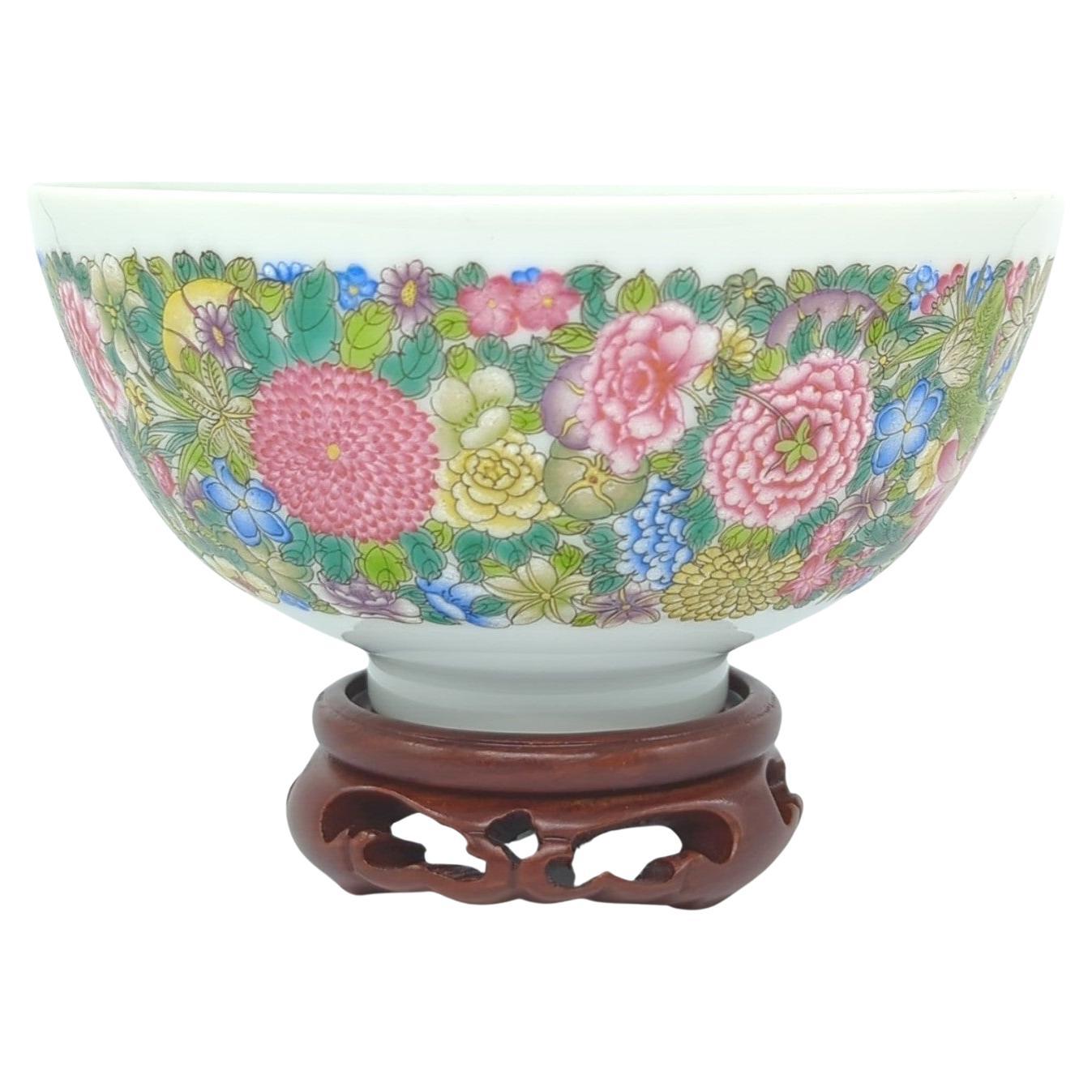 Bol Millefleurs en porcelaine chinoise Famille Rose Fencai sur Stand en bois de rose 20c