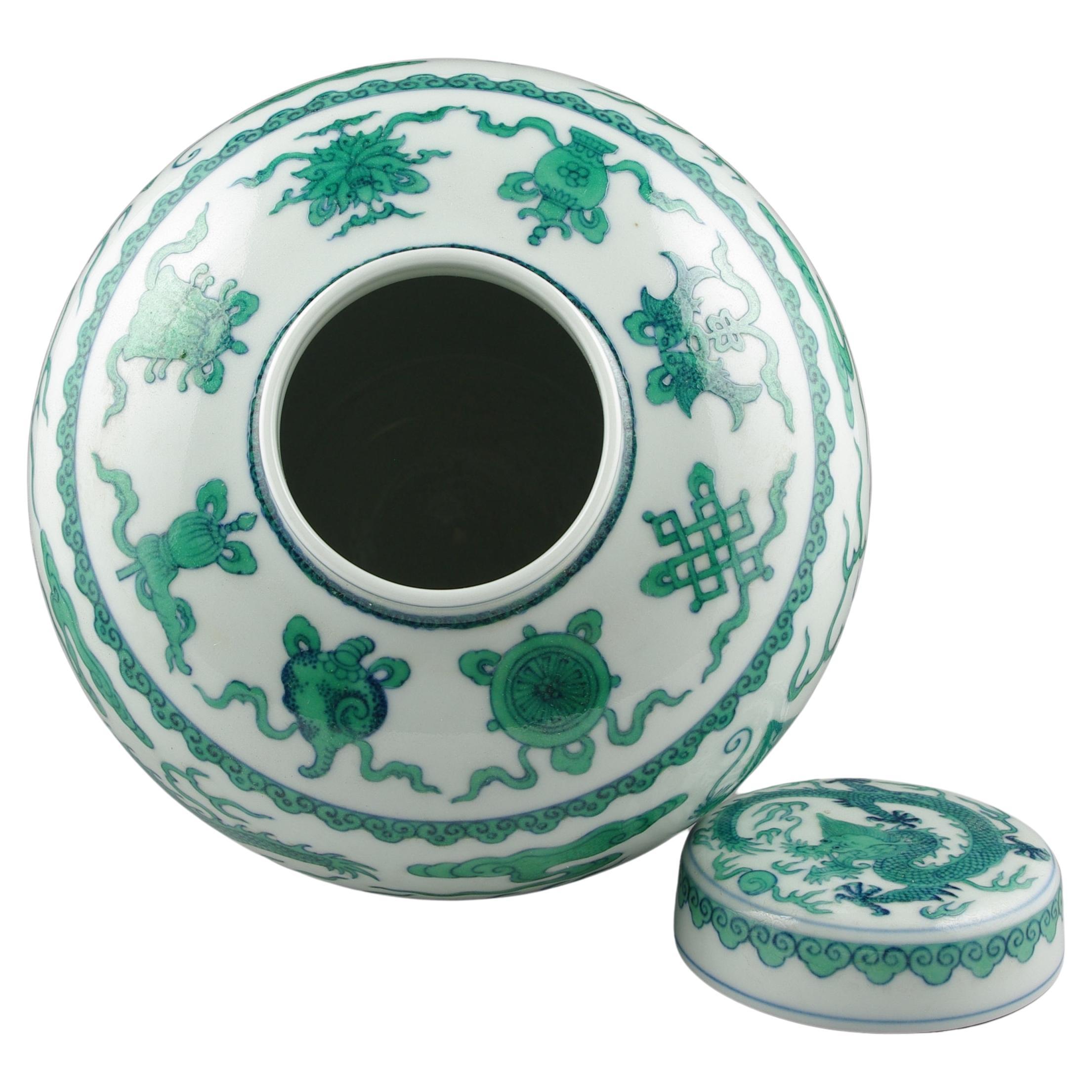 Qing Pot à gingembre couvert de dragon Famille Verte Doucai en porcelaine chinoise fine moderne 20c en vente