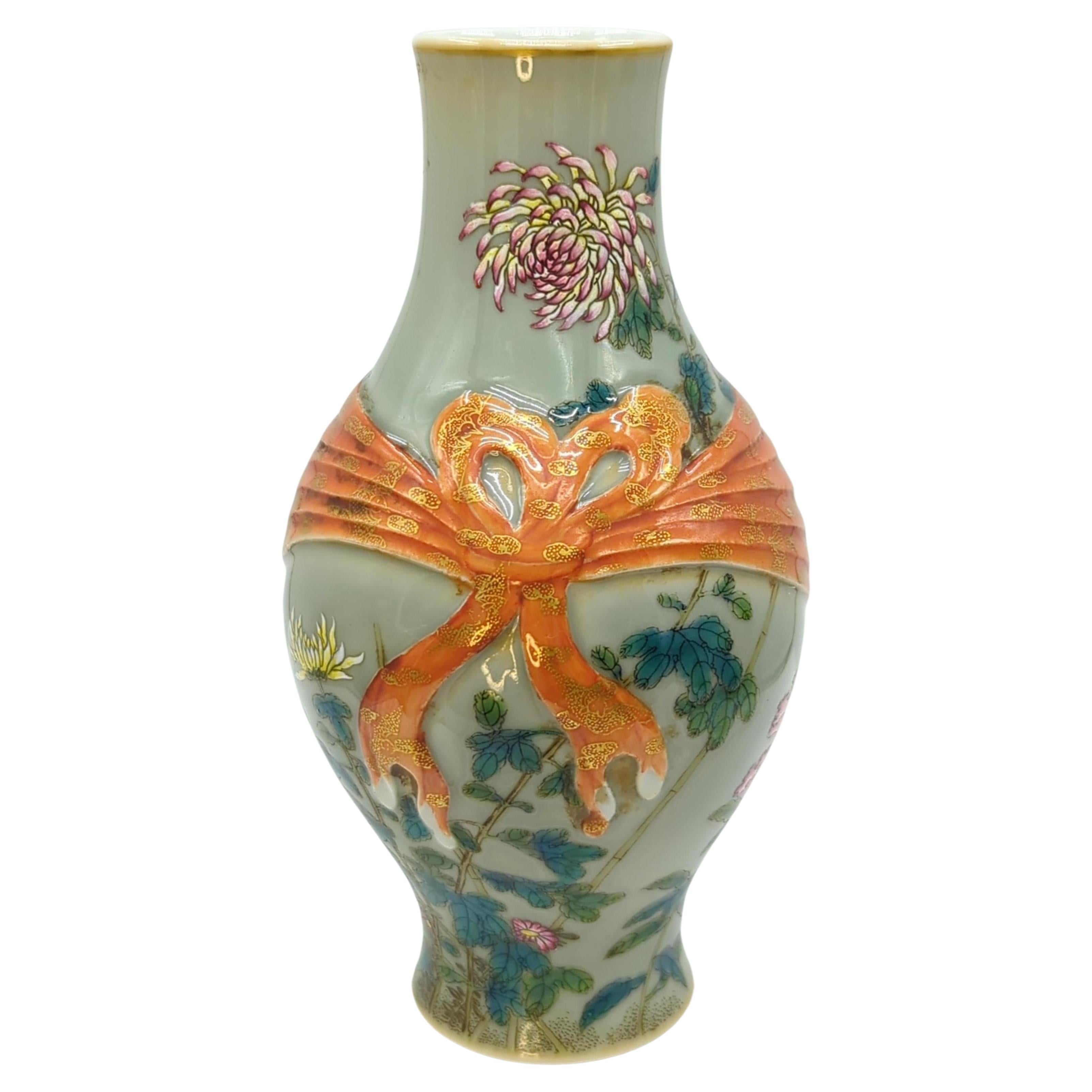 Fine Chinese Porcelain Famille Rose Vase Bow Knot Gilt Gold Ribbon ROC Early 20c In Good Condition For Sale In Richmond, CA