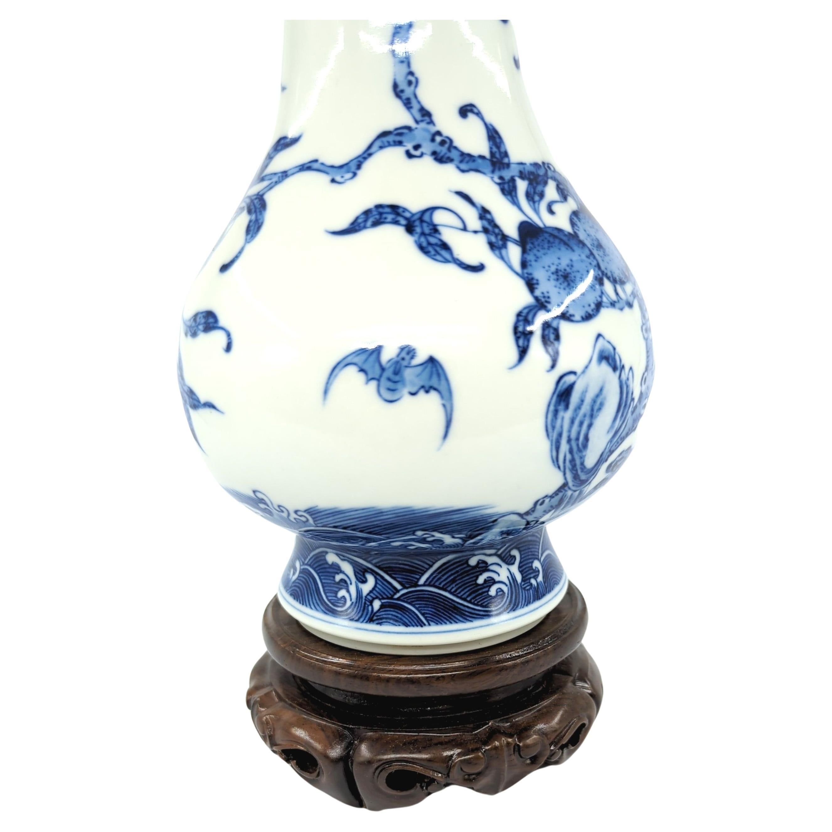 Fine Chinese Porcelain Underglaze Blue White Bats Peaches Bottle Vase Stand 20c In Excellent Condition For Sale In Richmond, CA