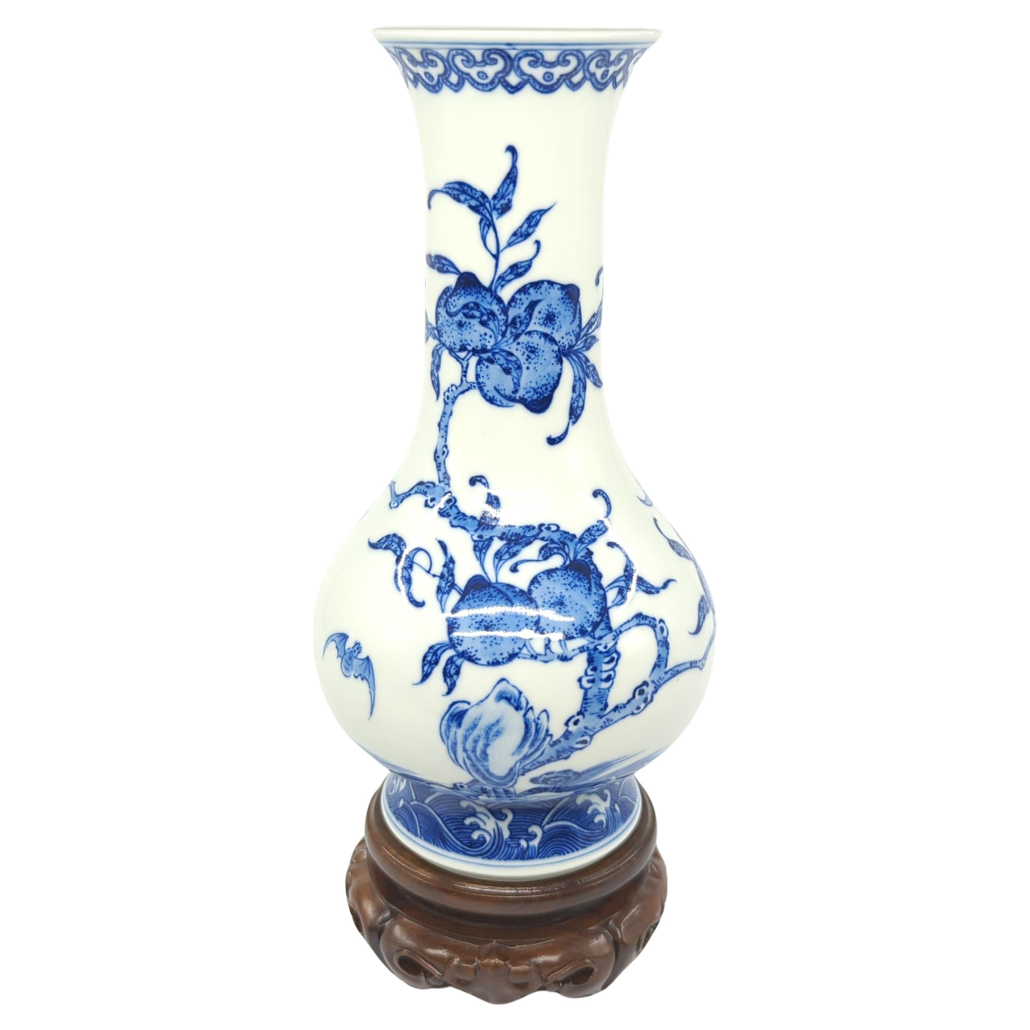 Vase bouteille en porcelaine chinoise sous glaçure bleu blanc chauve-souris pêches Stand 20c