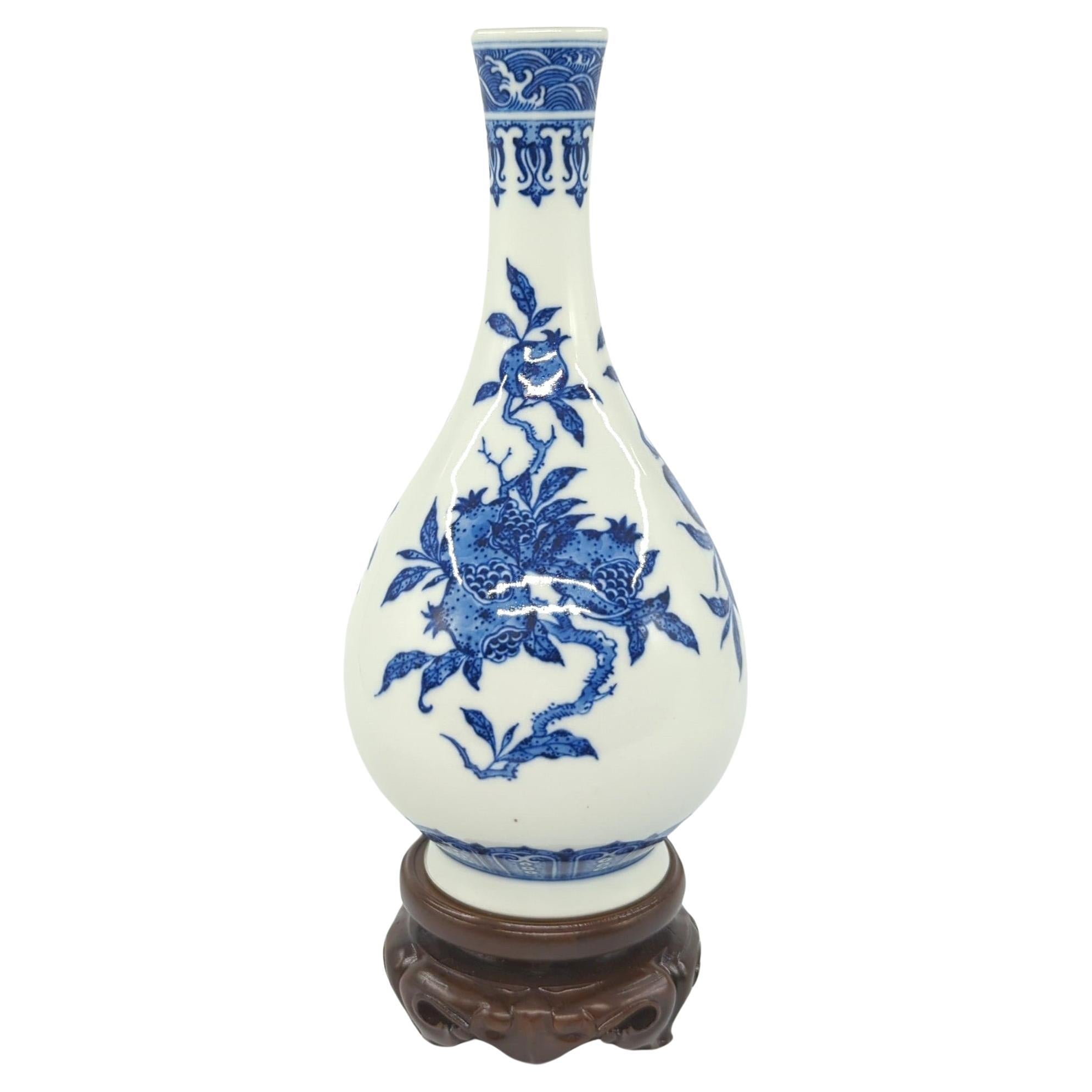 Vase bouteille en porcelaine chinoise sous glaçure bleu blanc chauve-souris pêches Stand 20c