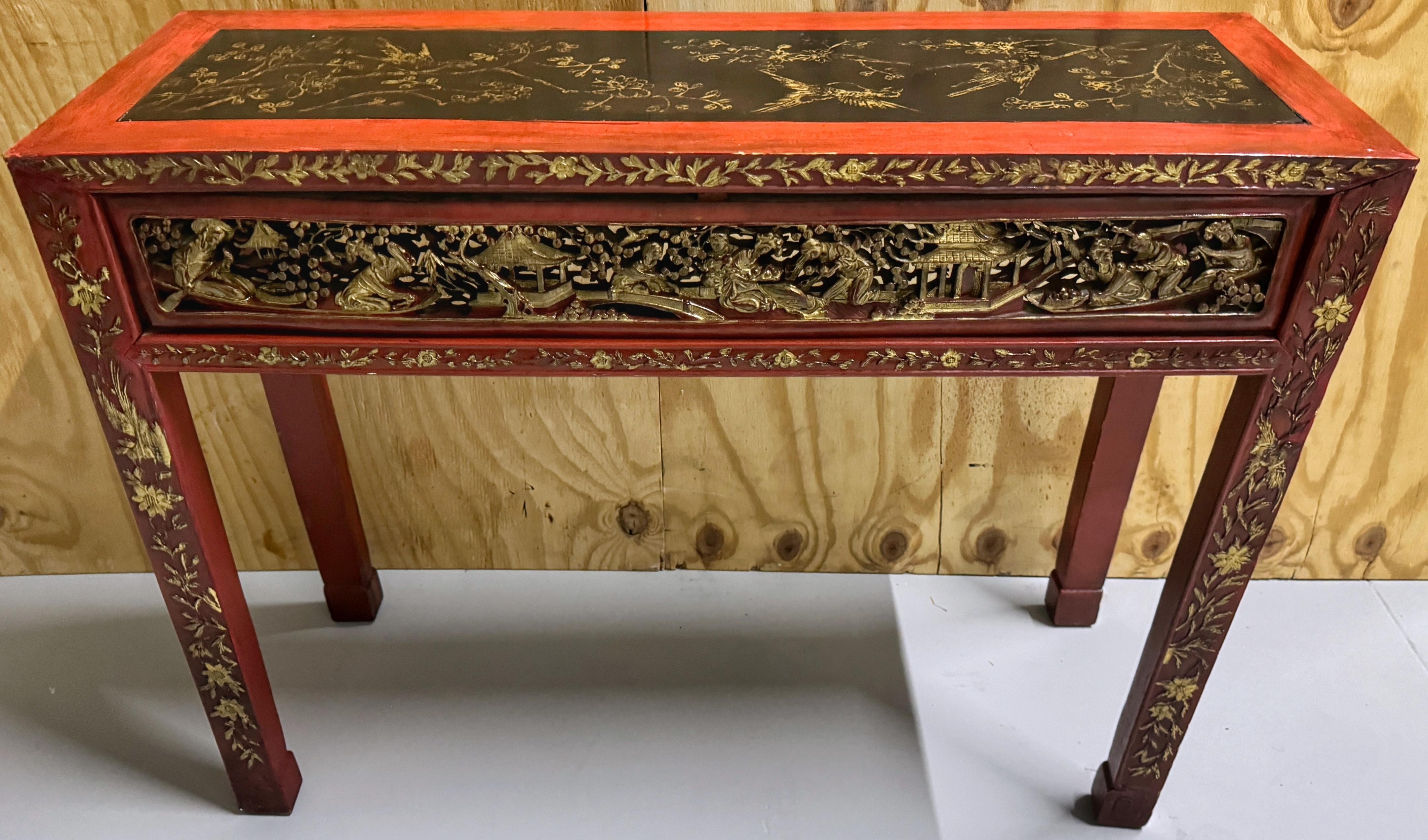 Chinois Table console chinoise de la période Qing en bois doré sculpté et laqué  en vente