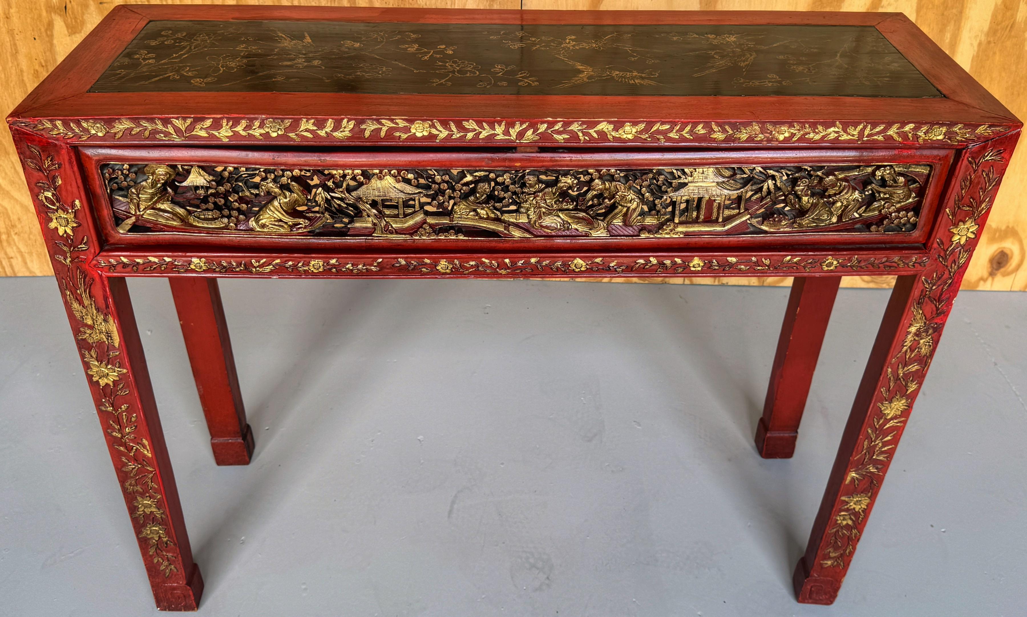 Sculpté à la main Table console chinoise de la période Qing en bois doré sculpté et laqué  en vente