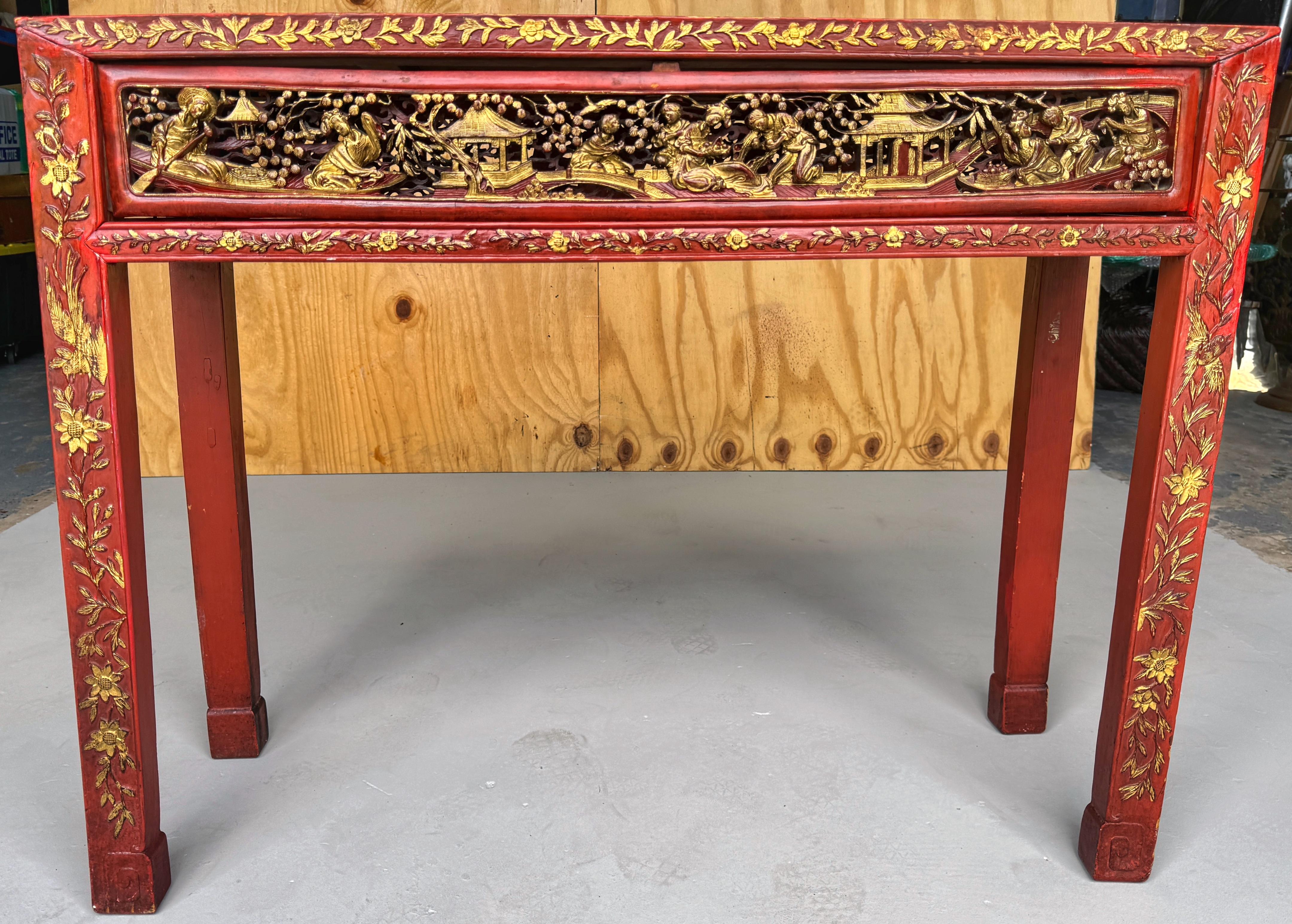 XIXe siècle Table console chinoise de la période Qing en bois doré sculpté et laqué  en vente