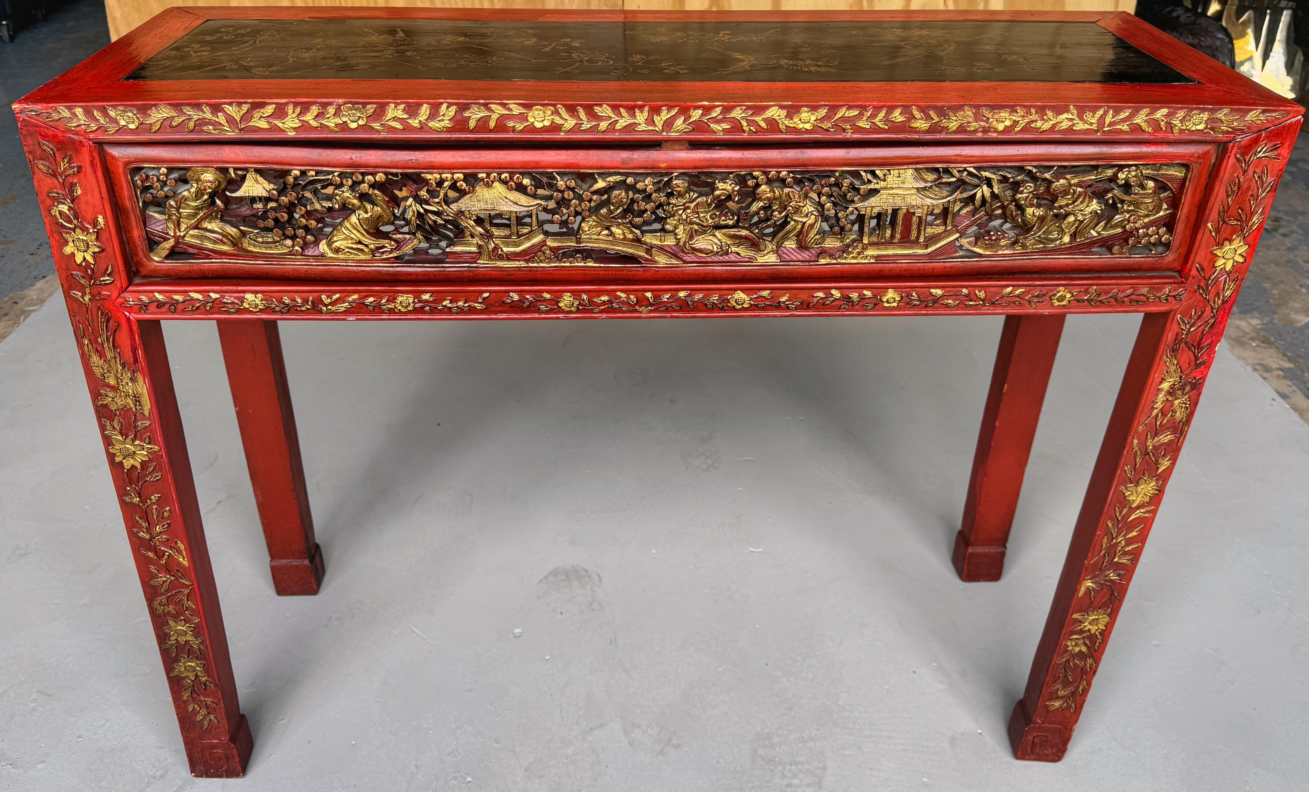 Feine chinesische Qing Periode geschnitzt Giltwood und lackiert Konsolentisch  (Holz) im Angebot