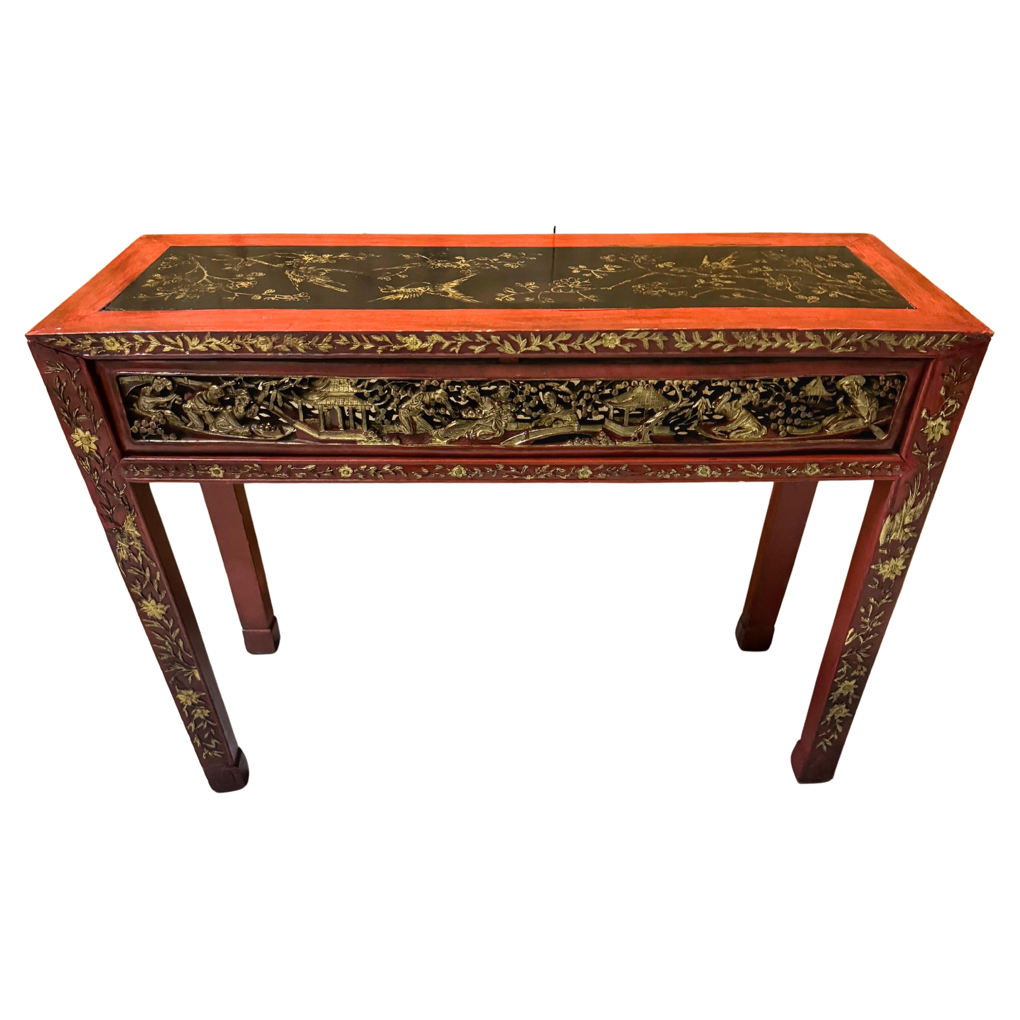 Table console chinoise de la période Qing en bois doré sculpté et laqué  en vente