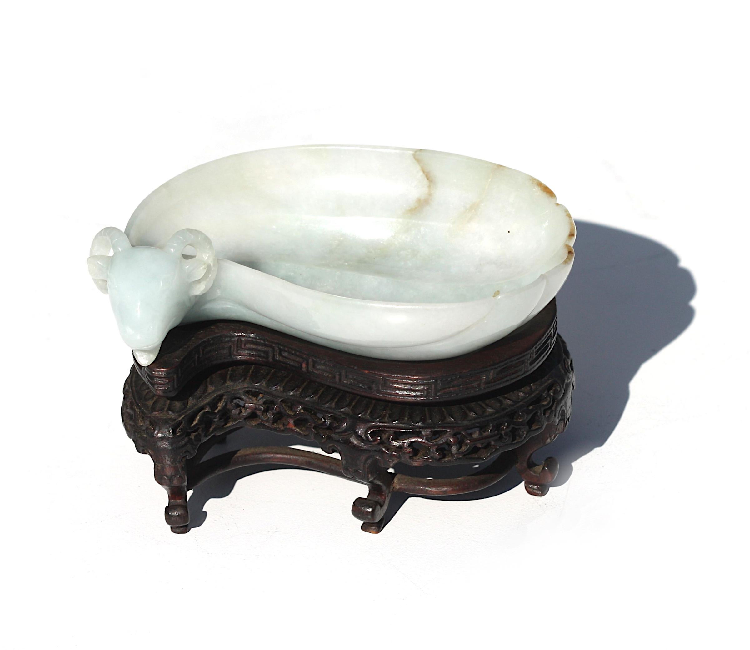 Belle lave-pinceau chinois à tête de bélier en jadéite blanche en vente 4
