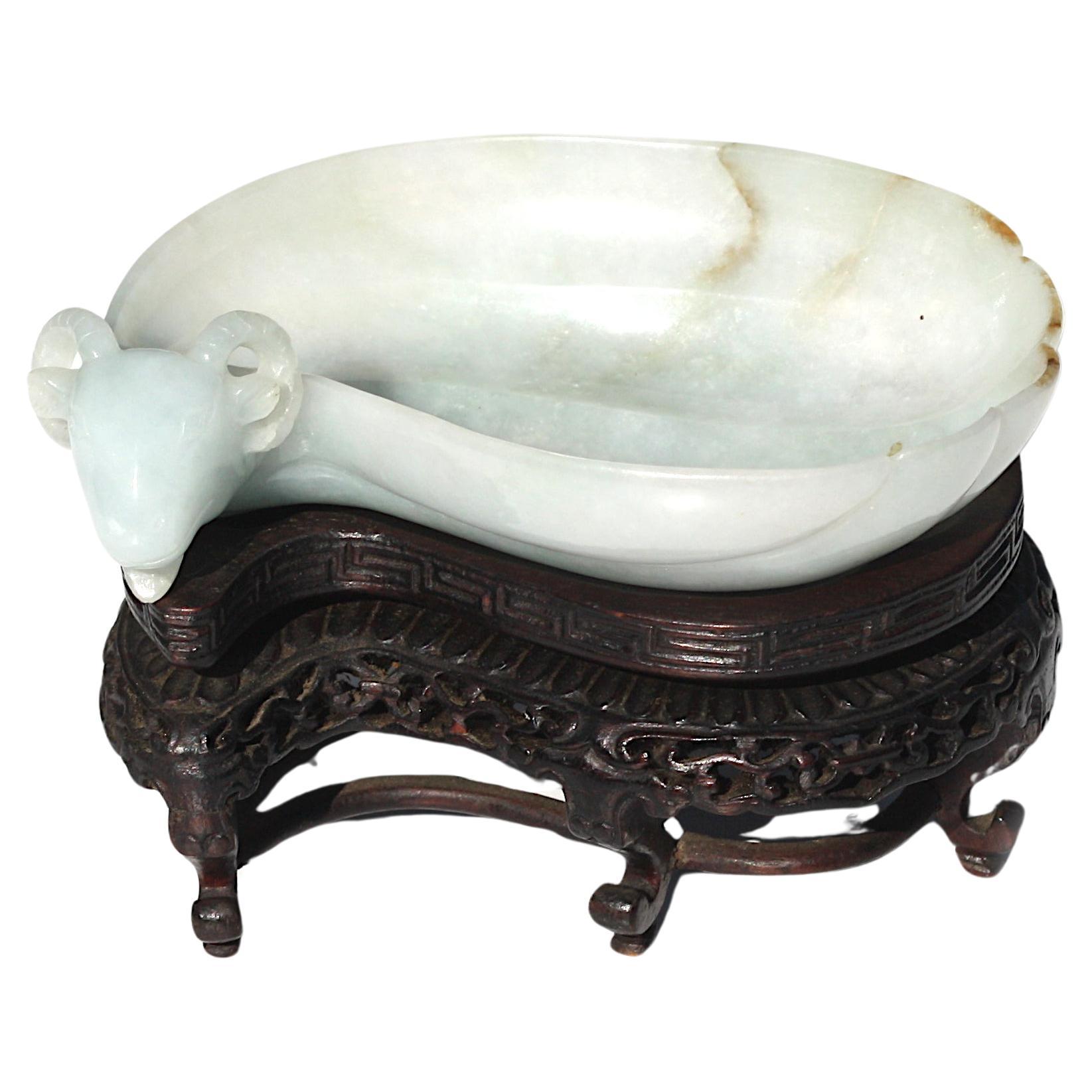 Belle lave-pinceau chinois à tête de bélier en jadéite blanche en vente