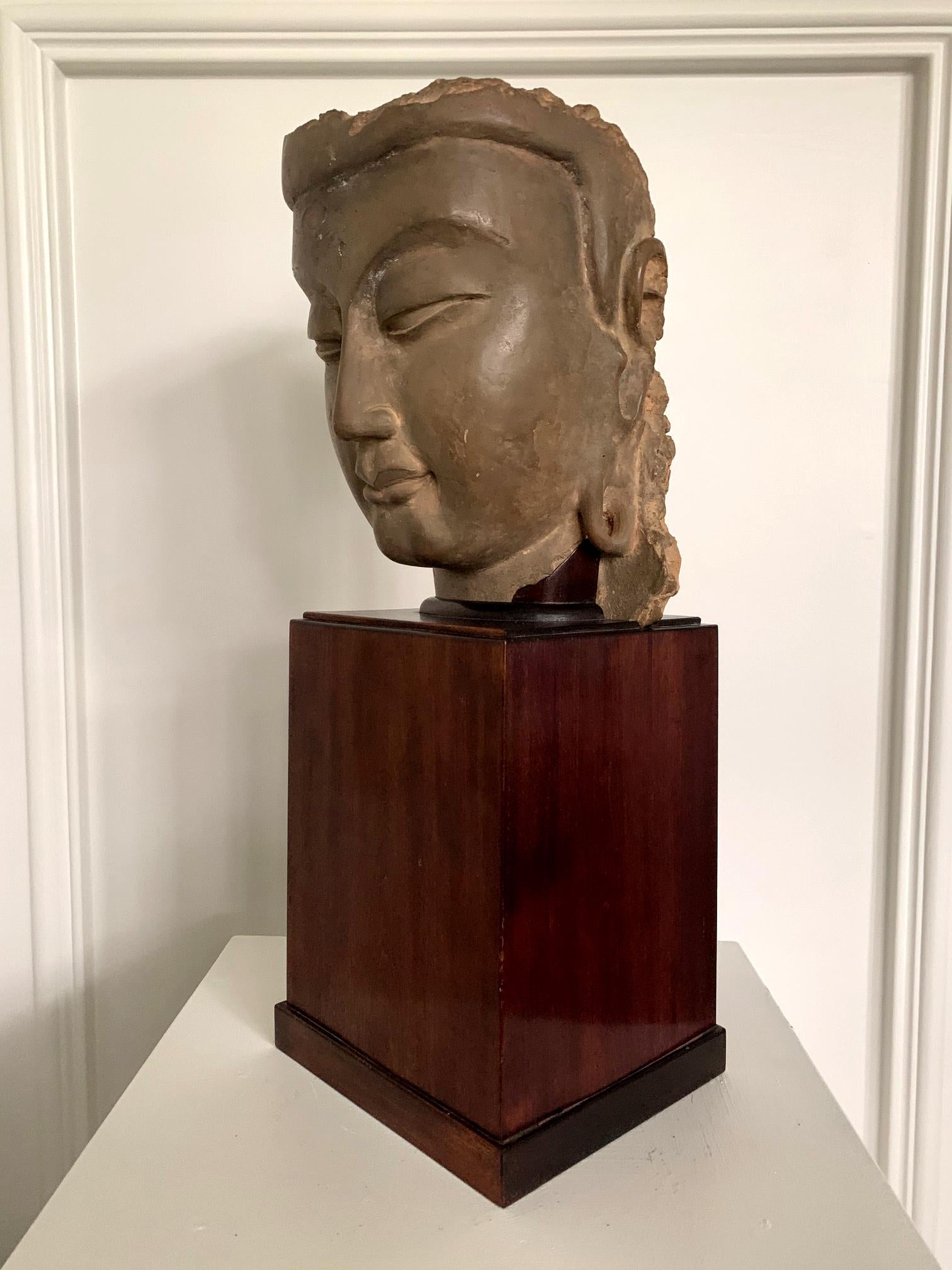 Chinesischer Stuckkopf des Bodhisattva-Stils der südlichen Dynastie im Zustand „Relativ gut“ im Angebot in Atlanta, GA