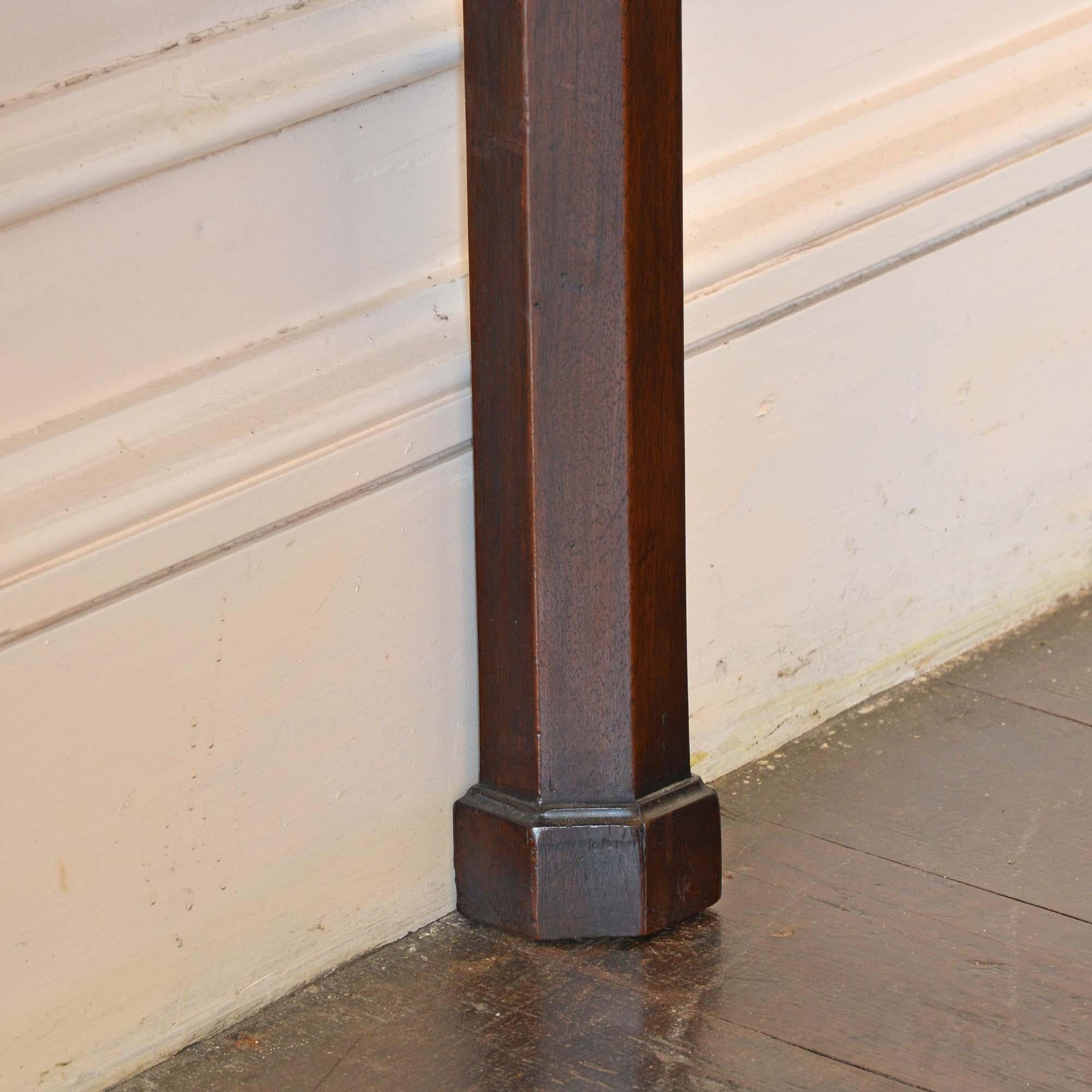 Table de service ou console en acajou de style Chippendale en vente 4