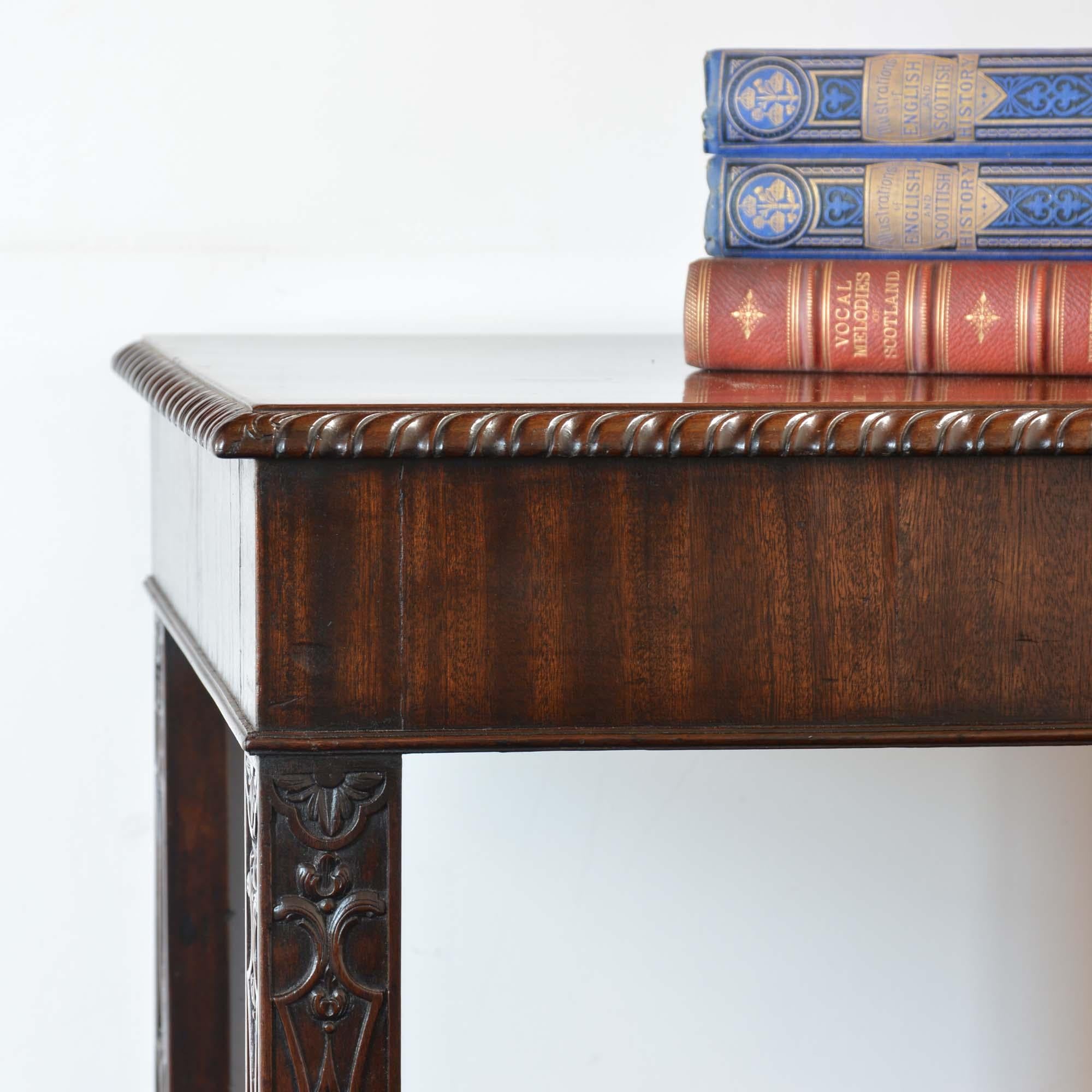 Table de service ou console en acajou de style Chippendale en vente 5
