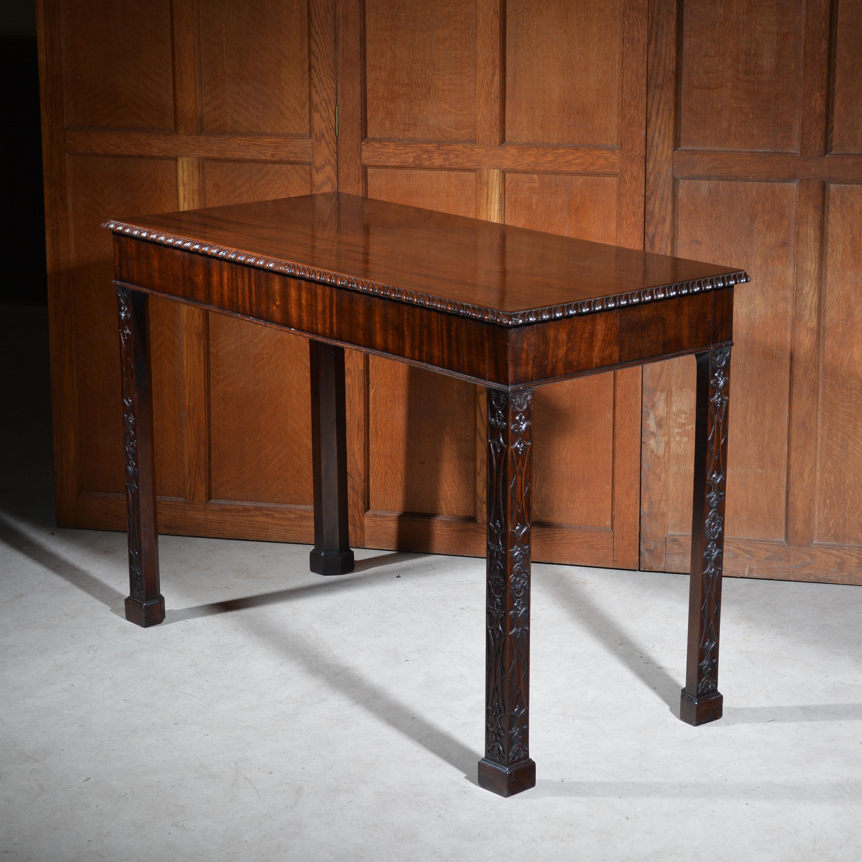 irlandais Table de service ou console en acajou de style Chippendale en vente