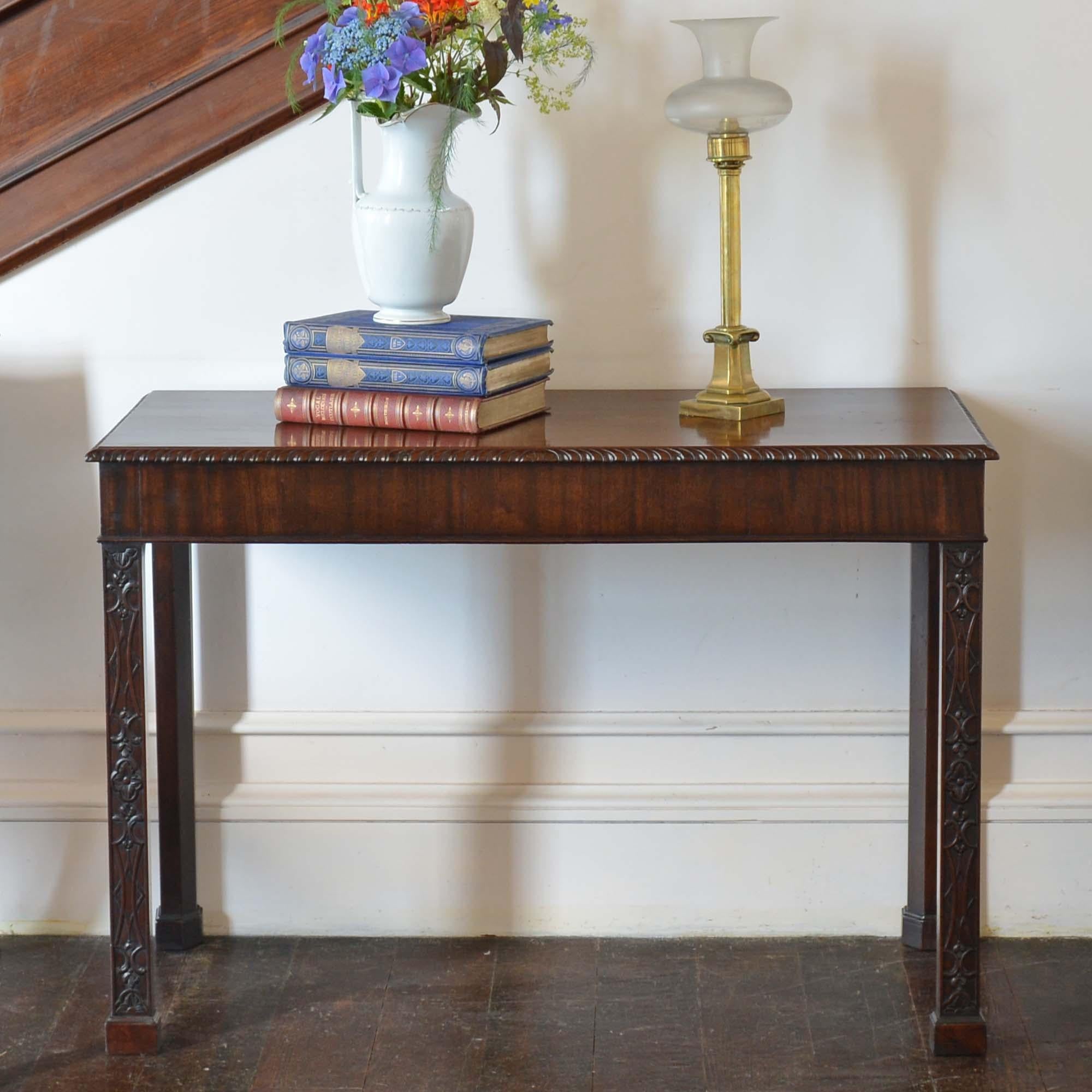 Acajou Table de service ou console en acajou de style Chippendale en vente