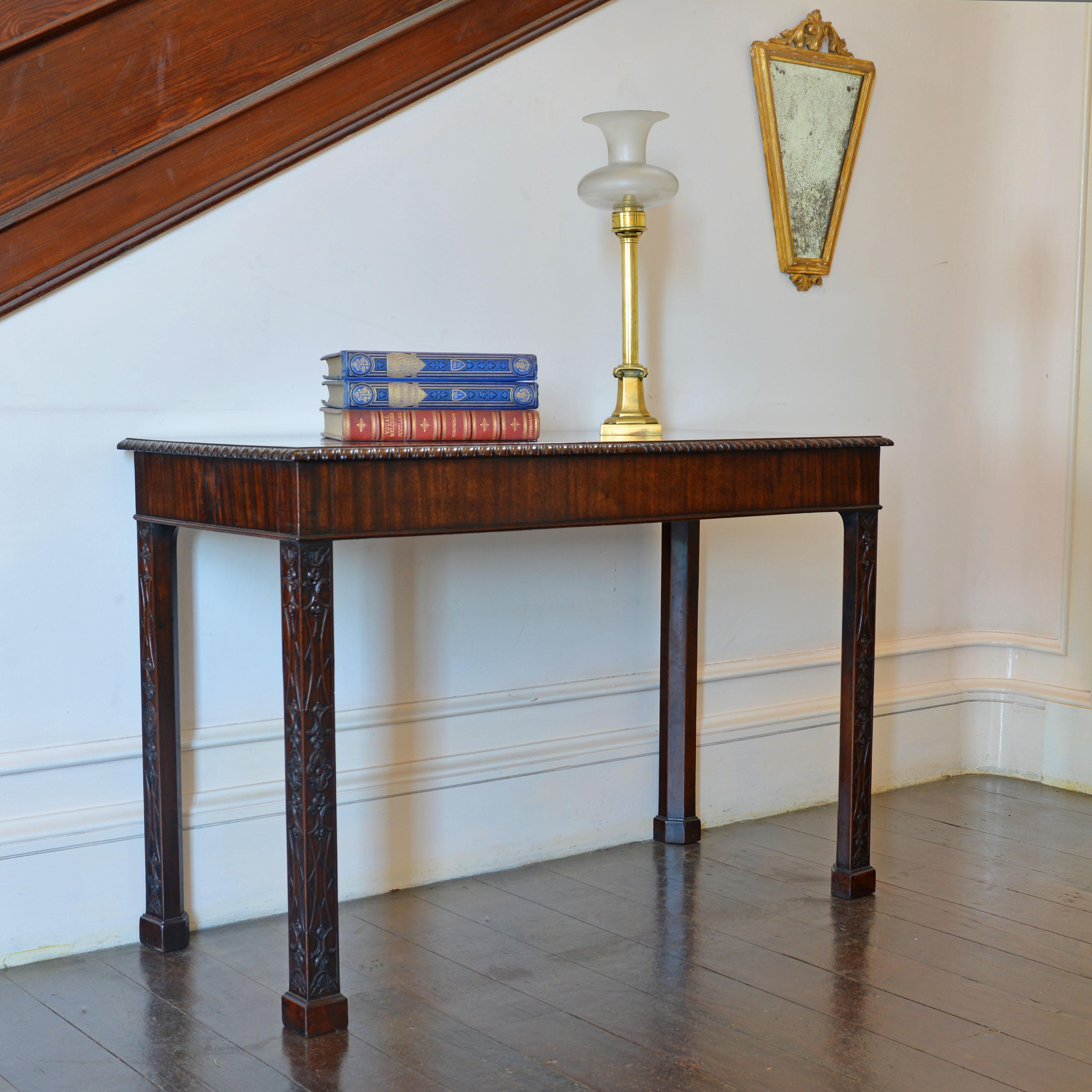 Table de service ou console en acajou de style Chippendale en vente 1