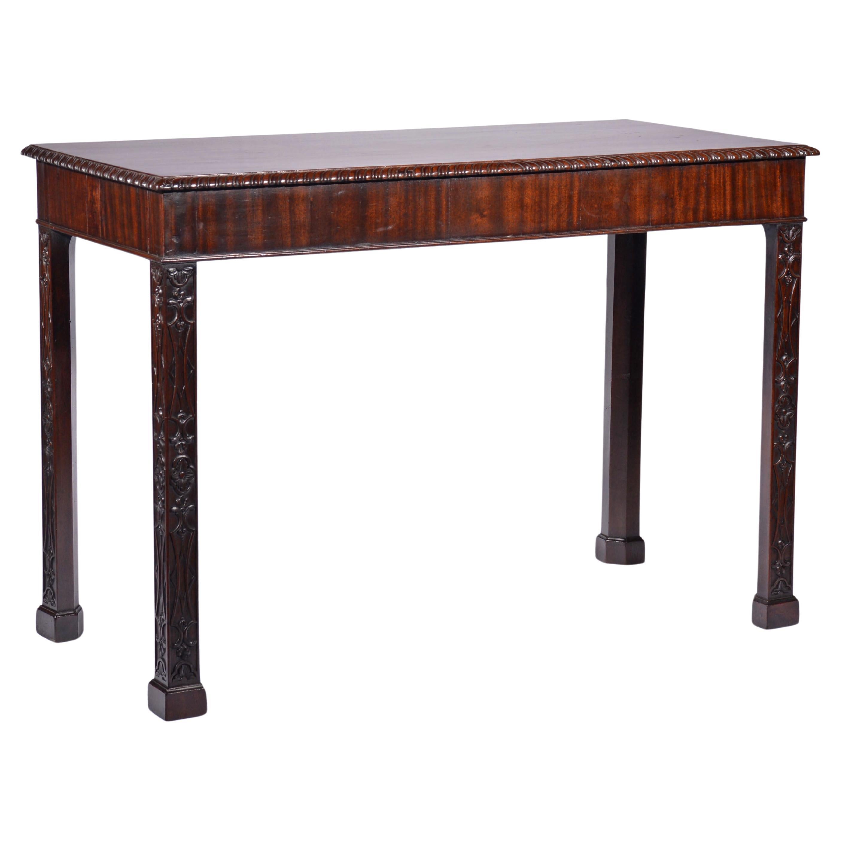Table de service ou console en acajou de style Chippendale
Table de service en acajou à la manière de Thomas Chippendale, avec un plateau en acajou cubain du XVIIIe siècle d'une excellente couleur, avec un bord à godrons plus tardif, sur une frise à