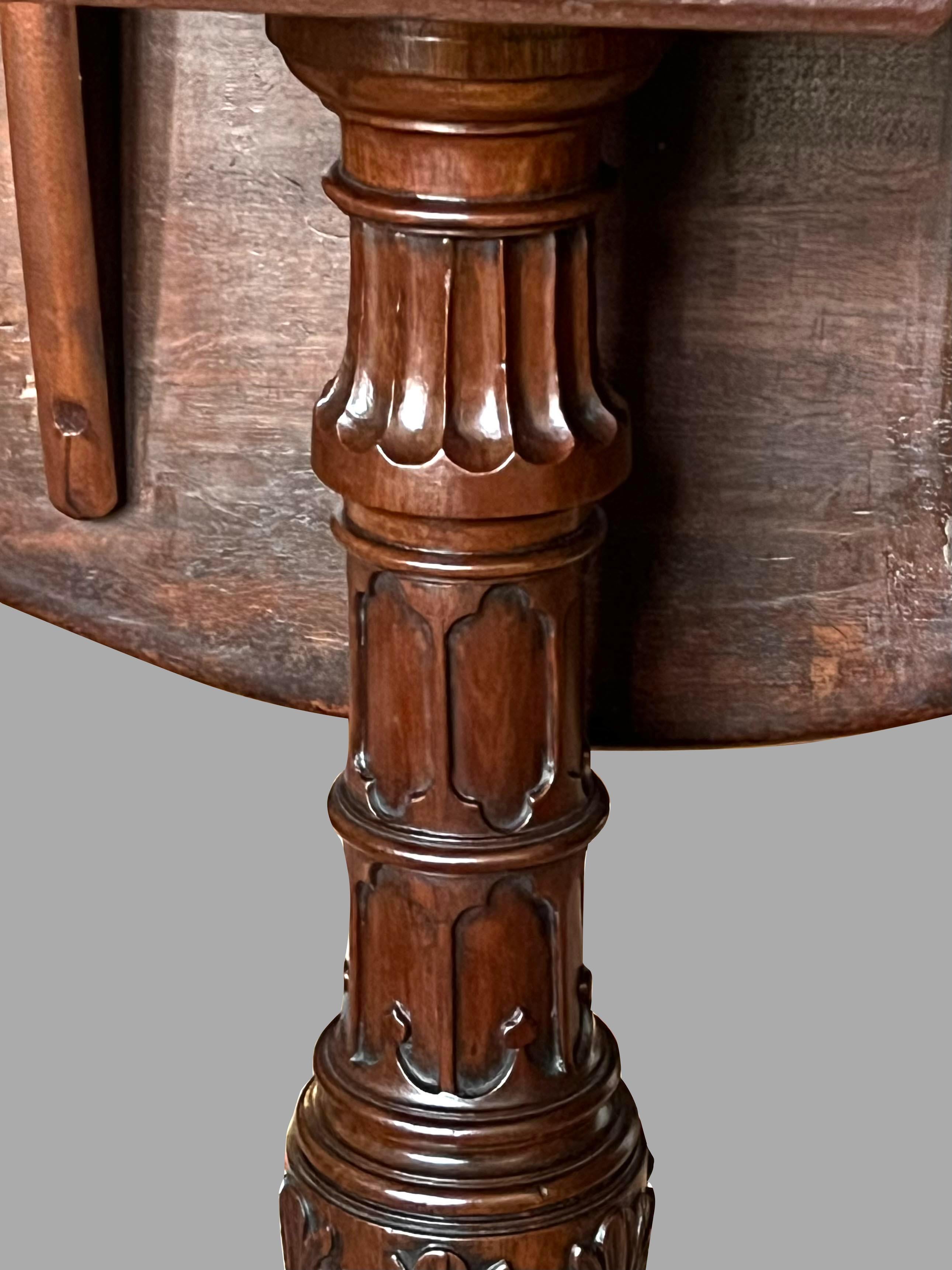 Mid-18th Century Fine Chippendale Mahogany Tilt-Top Table with Exquisitely  Carved Standard For Sale