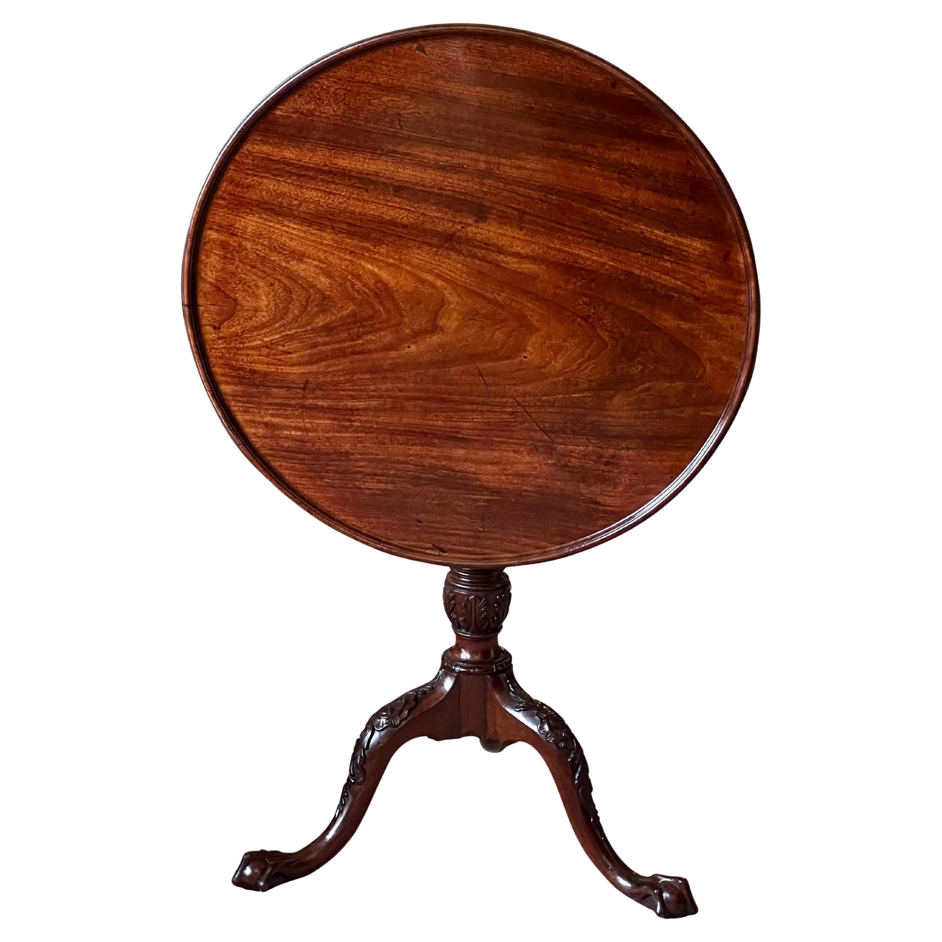 Table à plateau basculant en acajou de style Chippendale, avec plateau en bois de chêne.  Standard sculpté