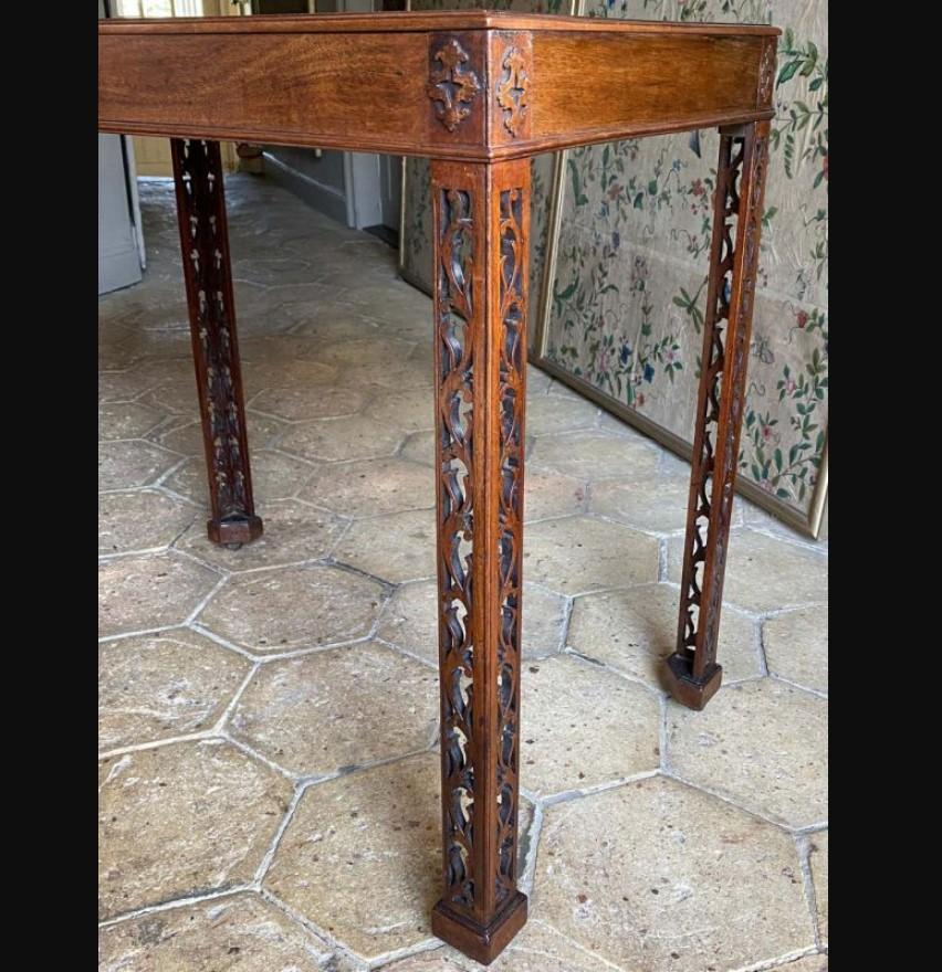 A fine English Chippendale period silver table. George III.

This is a particularly refined and beautifully-controlled version of a mid-18th century mahogany silver table. Raised on open-fret carved legs and bold block feet, all in the Chinese