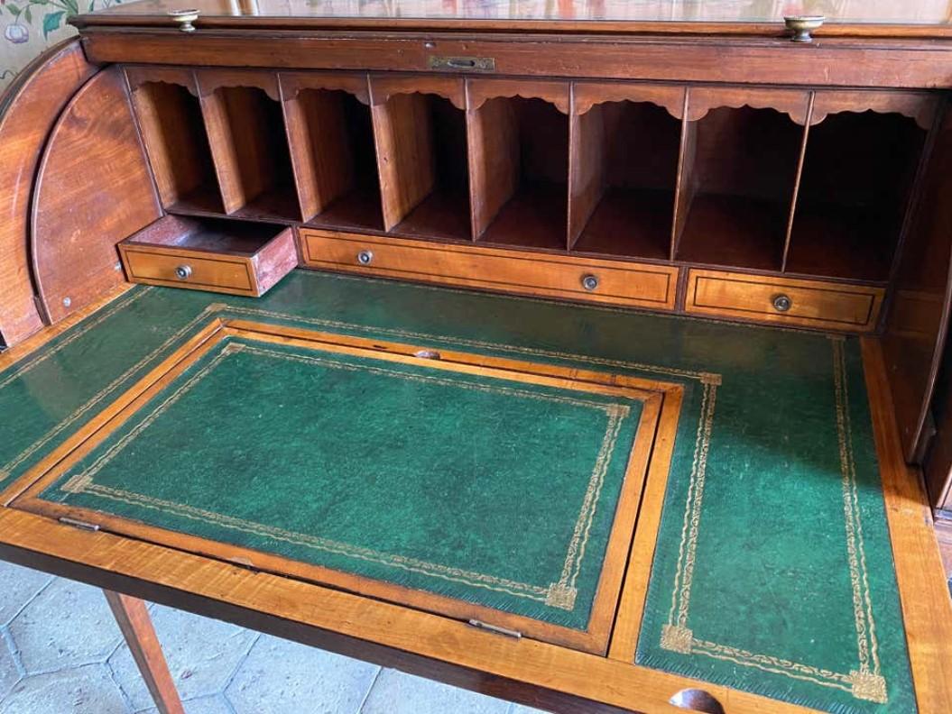 George III Fine Chippendale Period Satinwood and Marquetry Desk For Sale