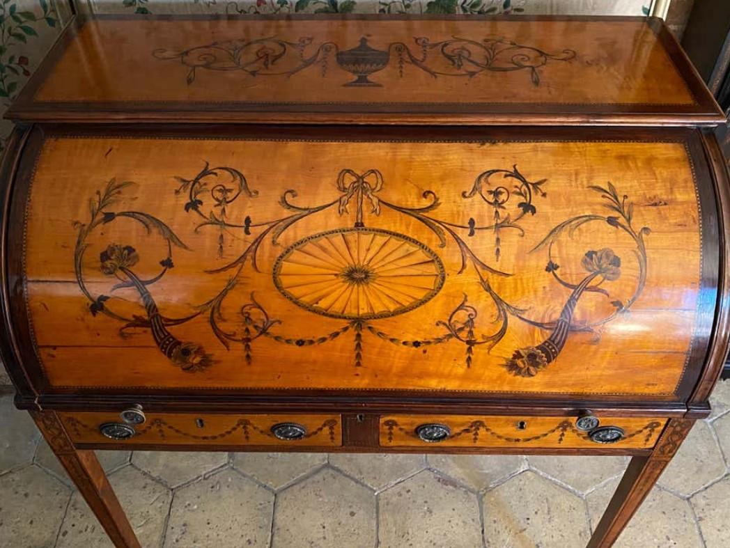 18th Century and Earlier Fine Chippendale Period Satinwood and Marquetry Desk For Sale
