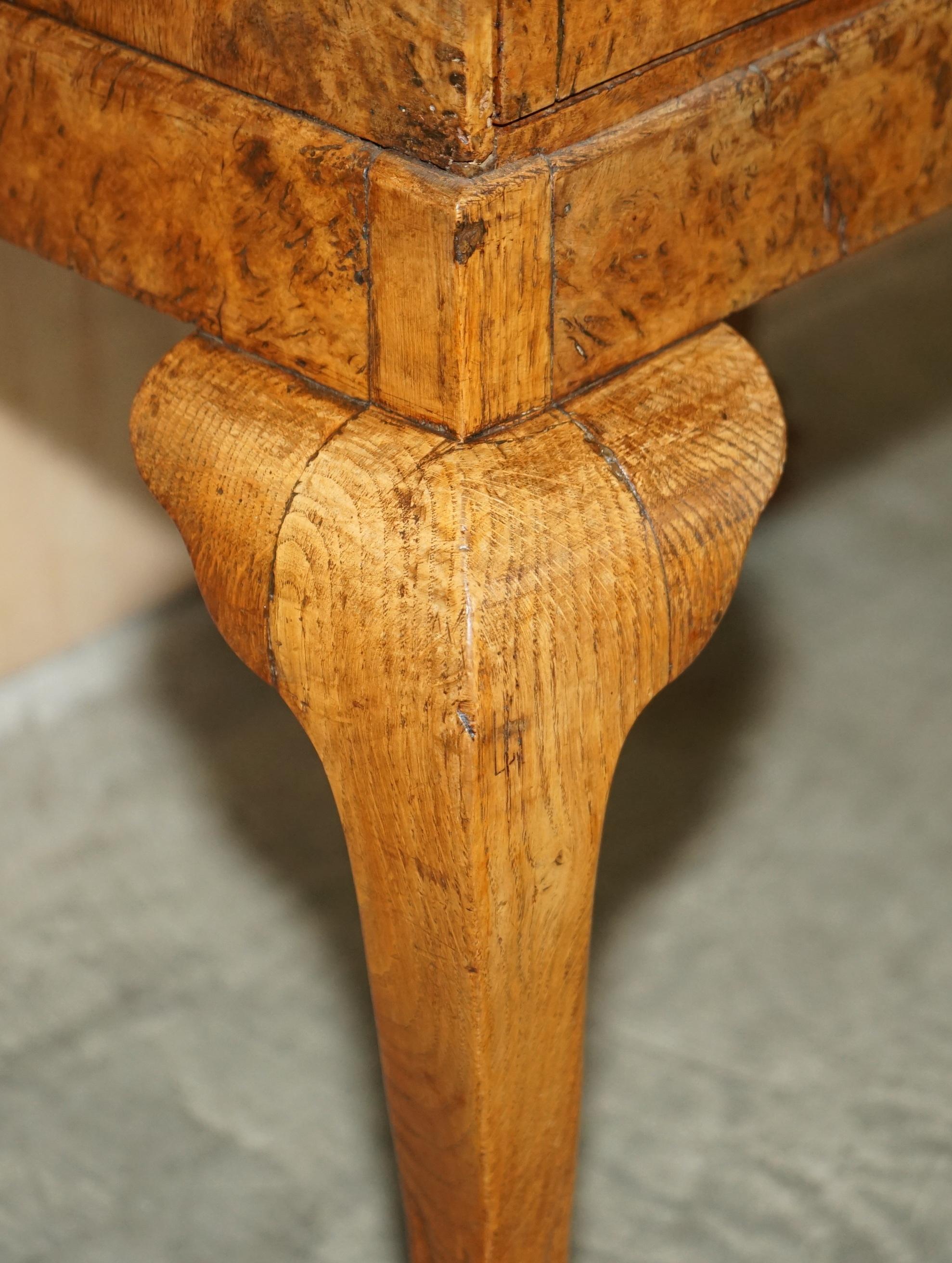 Schreibtisch aus gepolsterter Eiche, um 1800, Klauen- und Kugelförmige handgeschnitzte Beine (Eichenholz) im Angebot