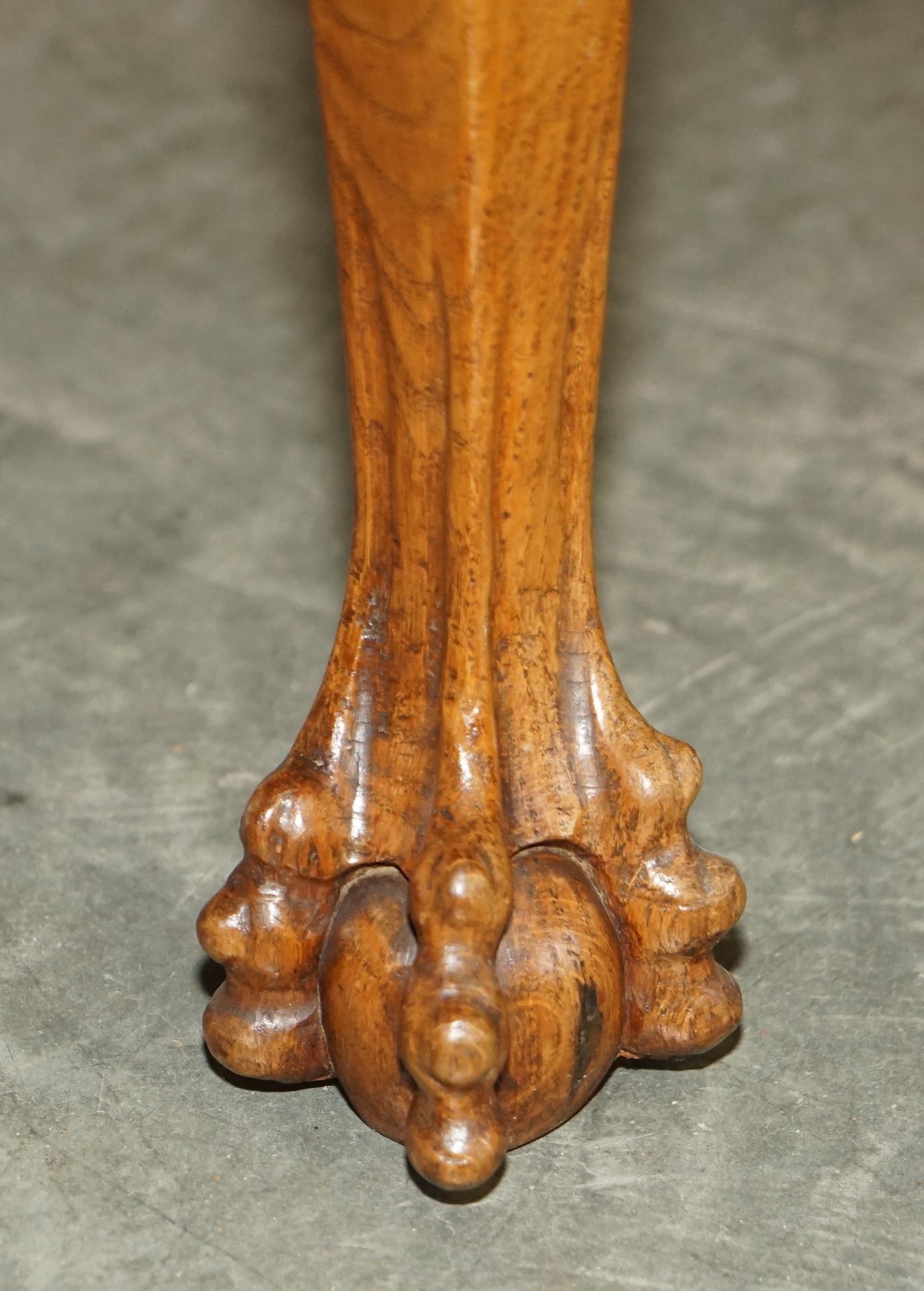 Schreibtisch aus gepolsterter Eiche, um 1800, Klauen- und Kugelförmige handgeschnitzte Beine im Angebot 1