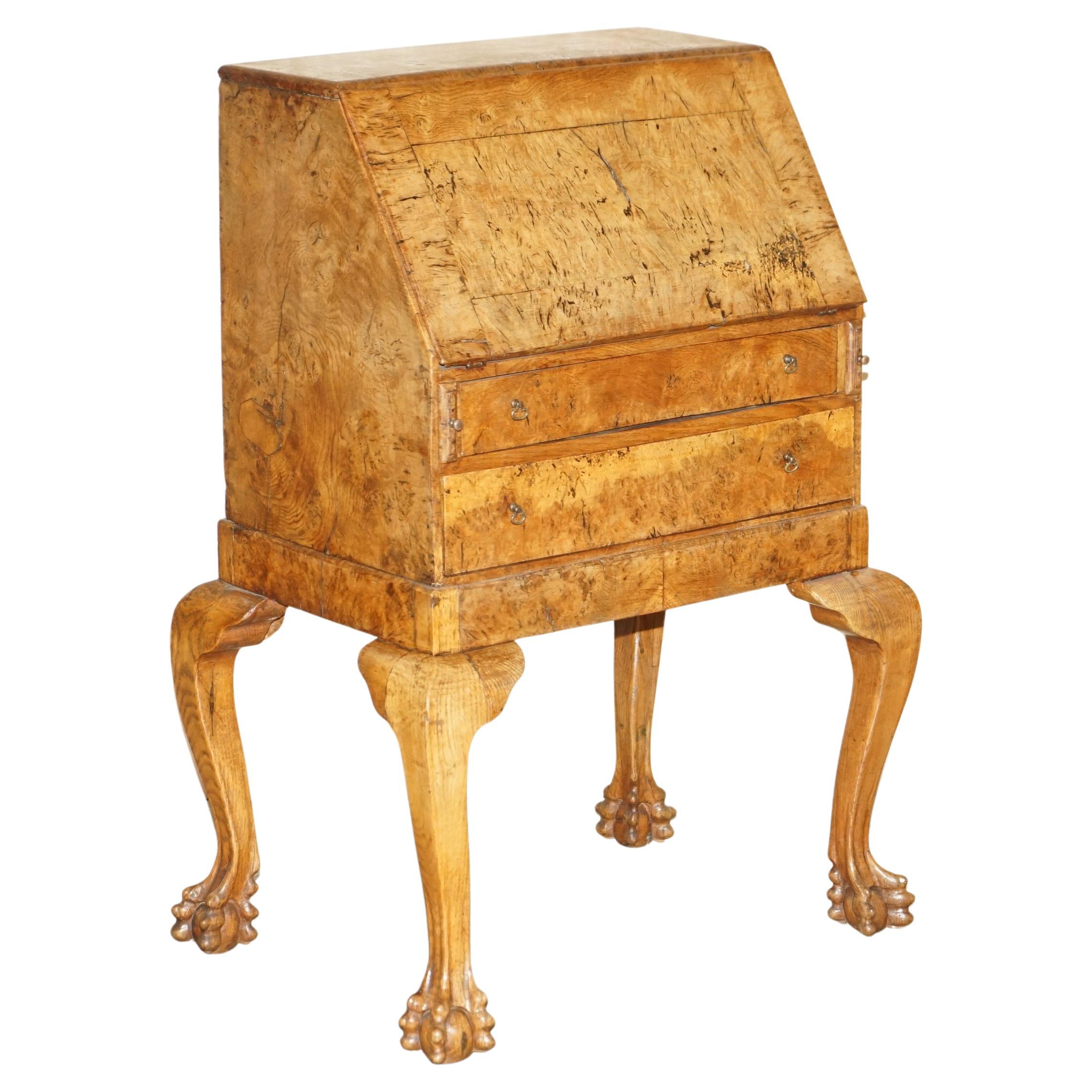 Schreibtisch aus gepolsterter Eiche, um 1800, Klauen- und Kugelförmige handgeschnitzte Beine