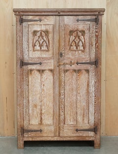 FINE CIRCA 1930'S TUDOR FURNITURE ENGLAND SOLID OAK WARDROBE PART OF LARGE SUiTE