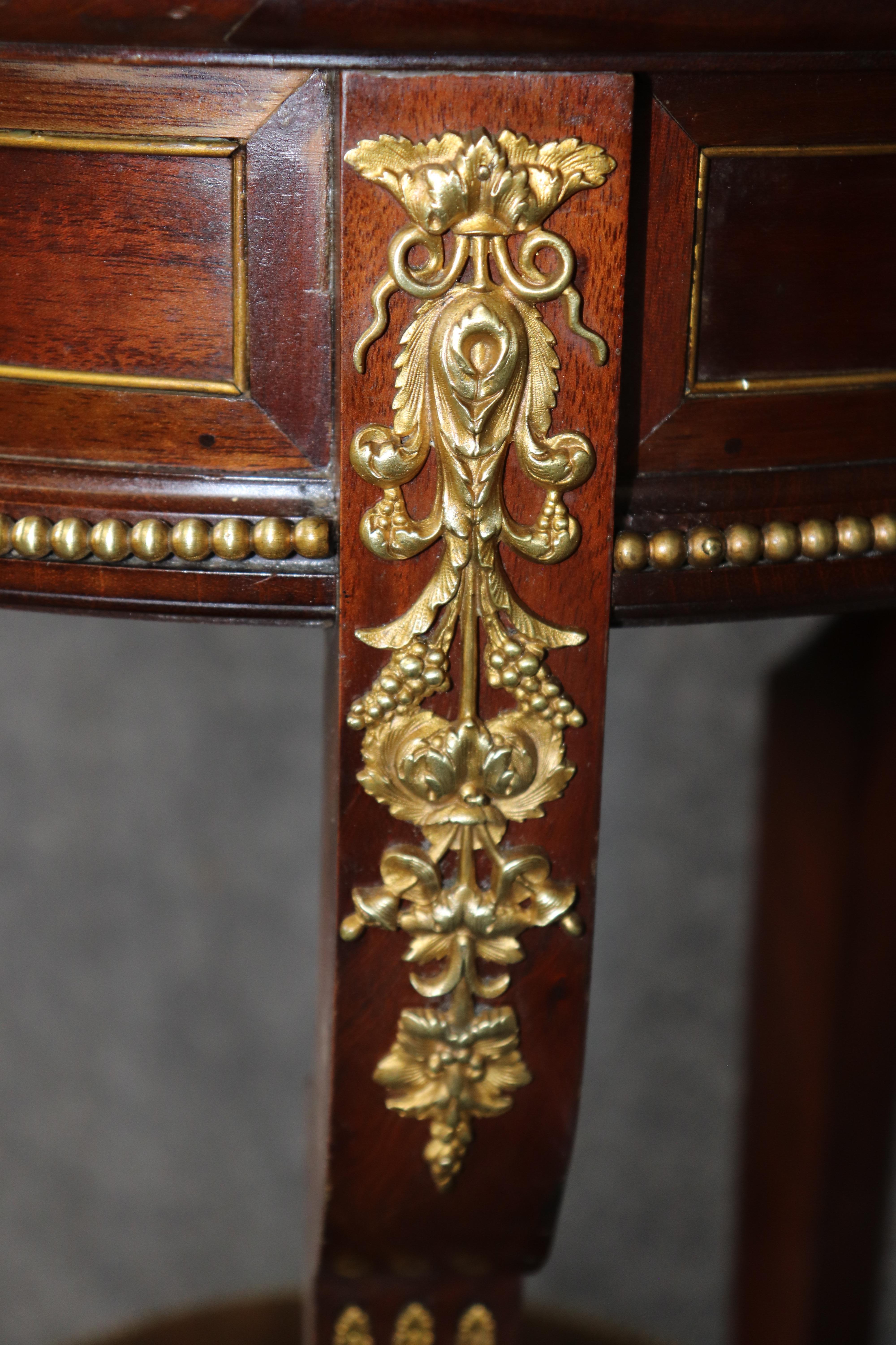 Fine Circular French Mahogany Bronze Mounted Louis XV Style Vitrine Table For Sale 6