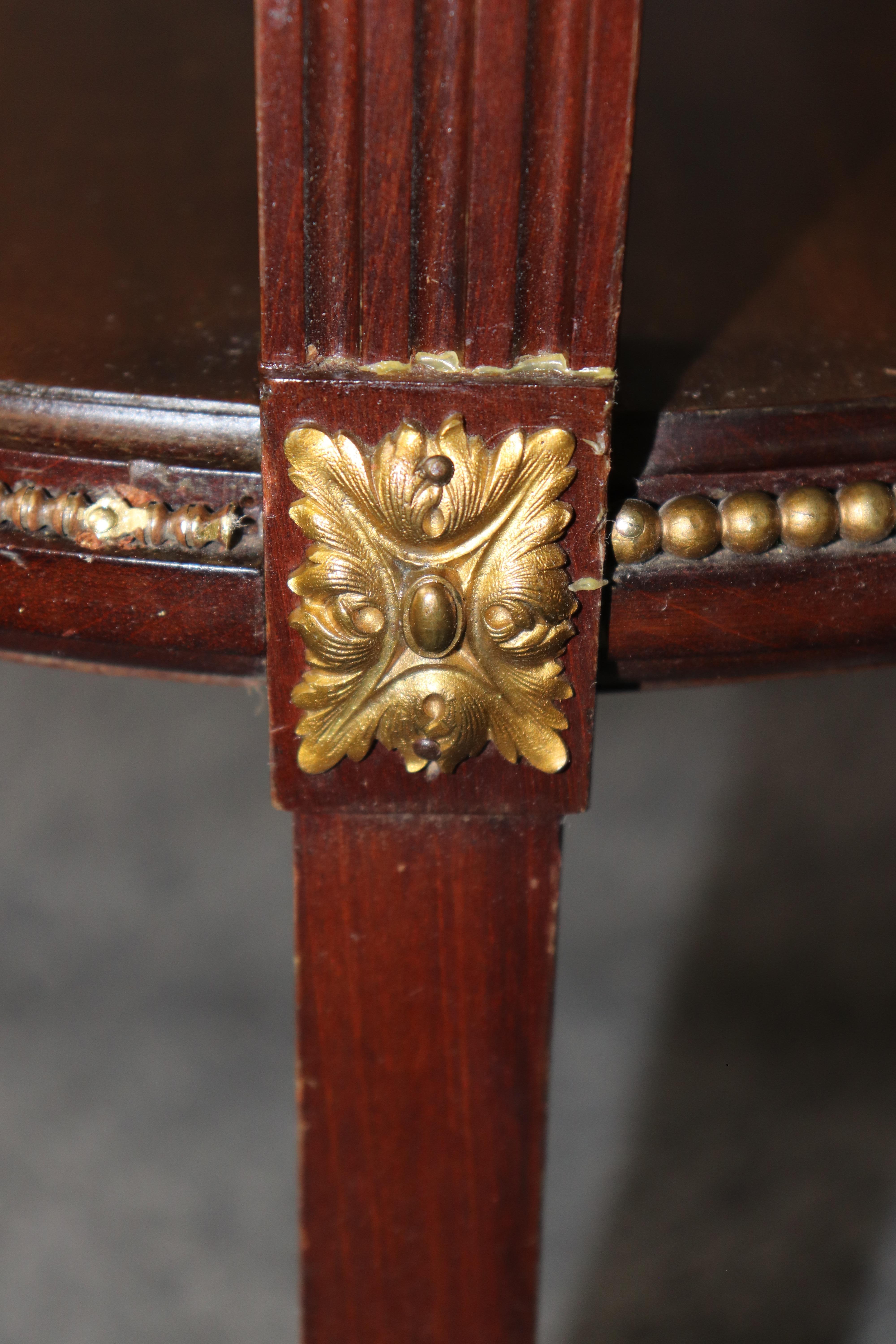 Fine Circular French Mahogany Bronze Mounted Louis XV Style Vitrine Table For Sale 7