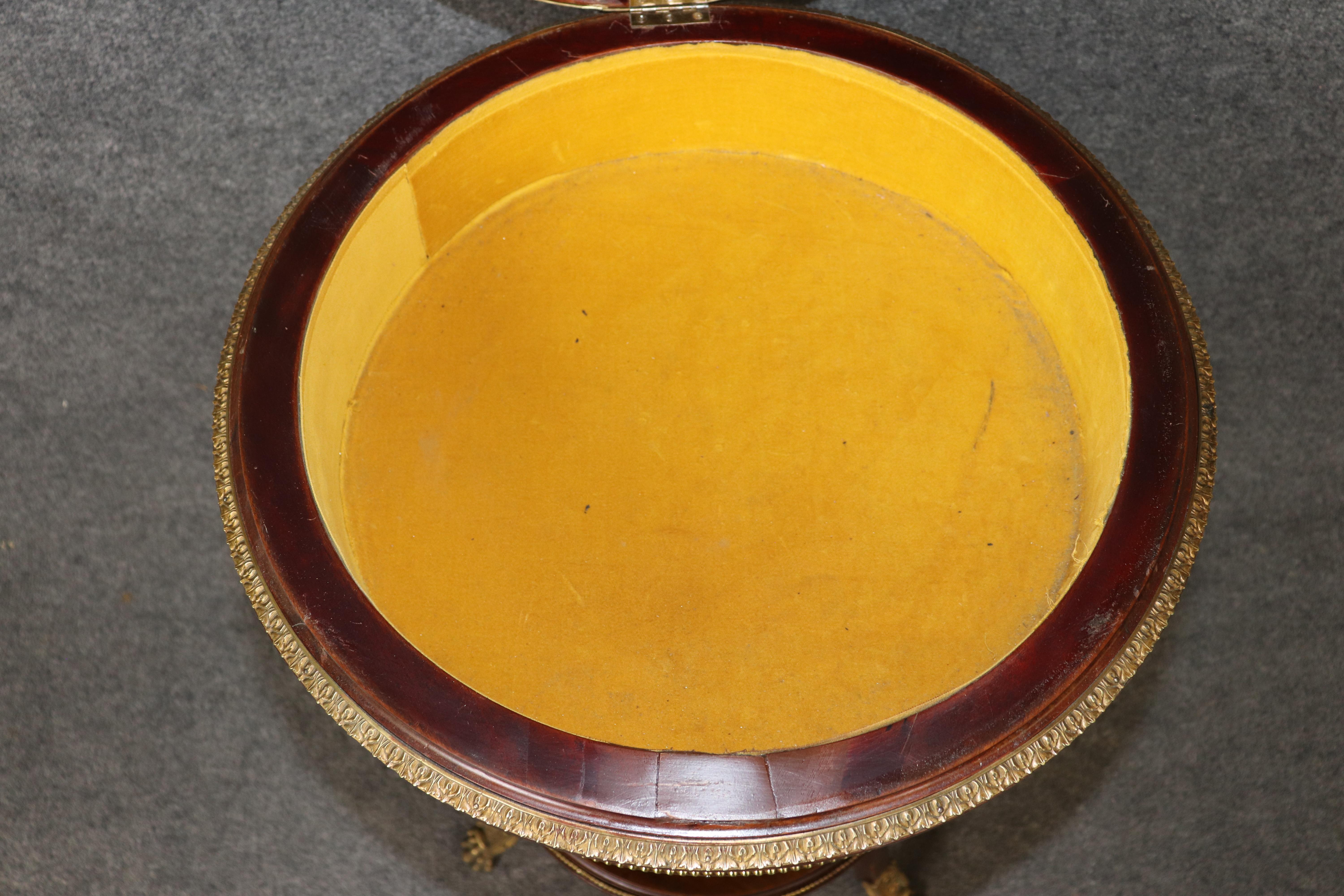 Fine Circular French Mahogany Bronze Mounted Louis XV Style Vitrine Table In Good Condition For Sale In Swedesboro, NJ