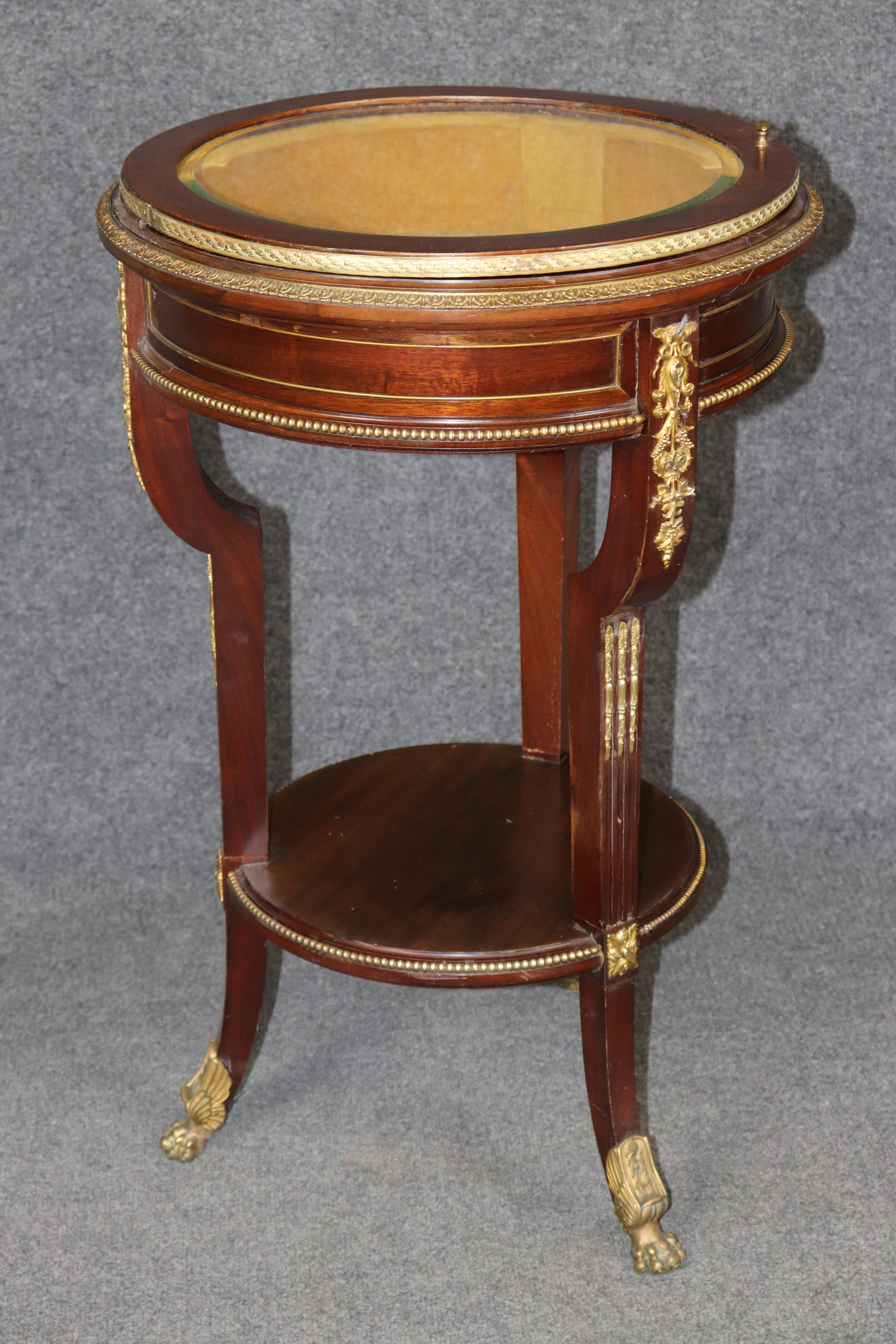 Fine Circular French Mahogany Bronze Mounted Louis XV Style Vitrine Table For Sale 2