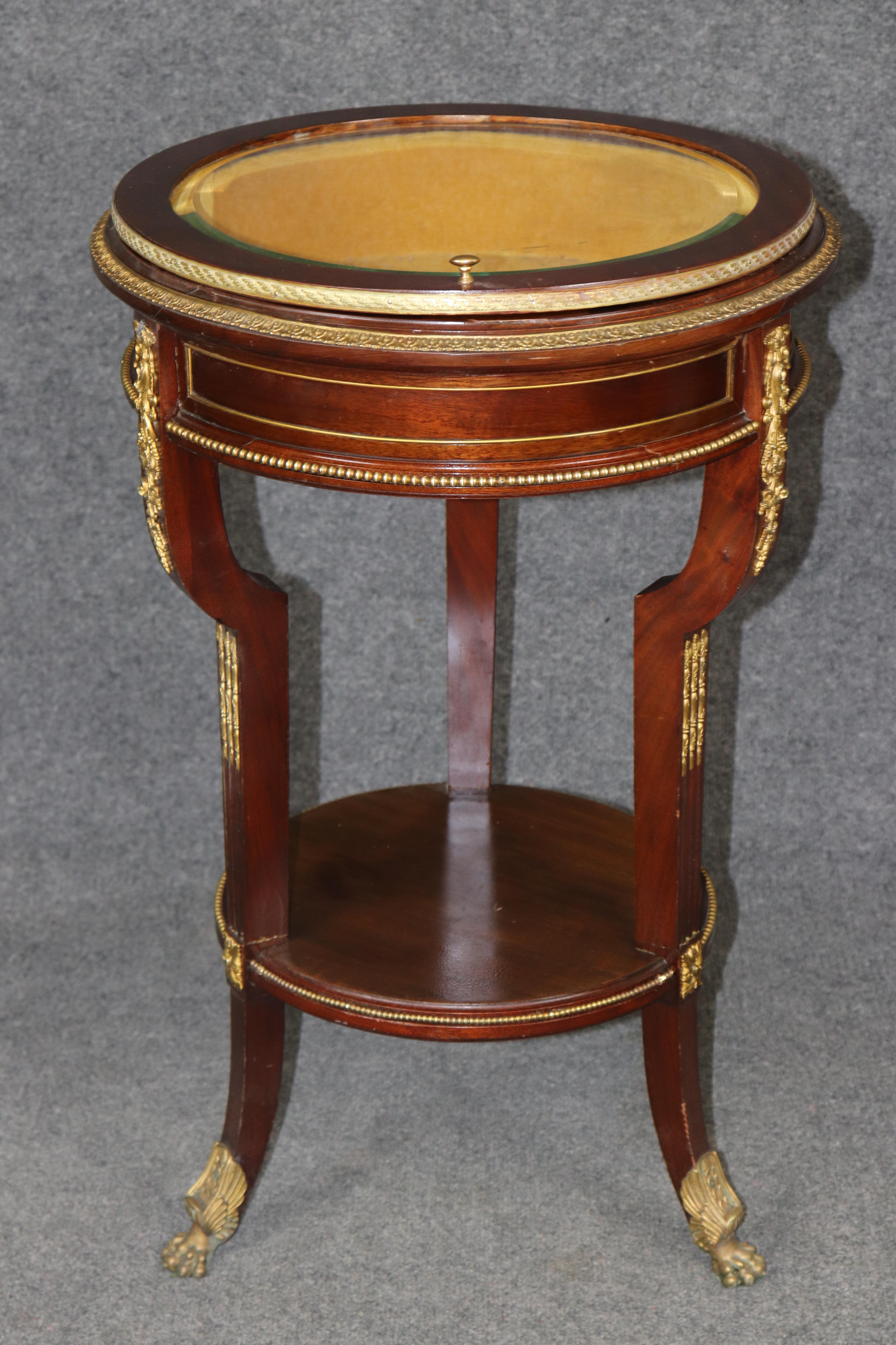 Fine Circular French Mahogany Bronze Mounted Louis XV Style Vitrine Table For Sale 3