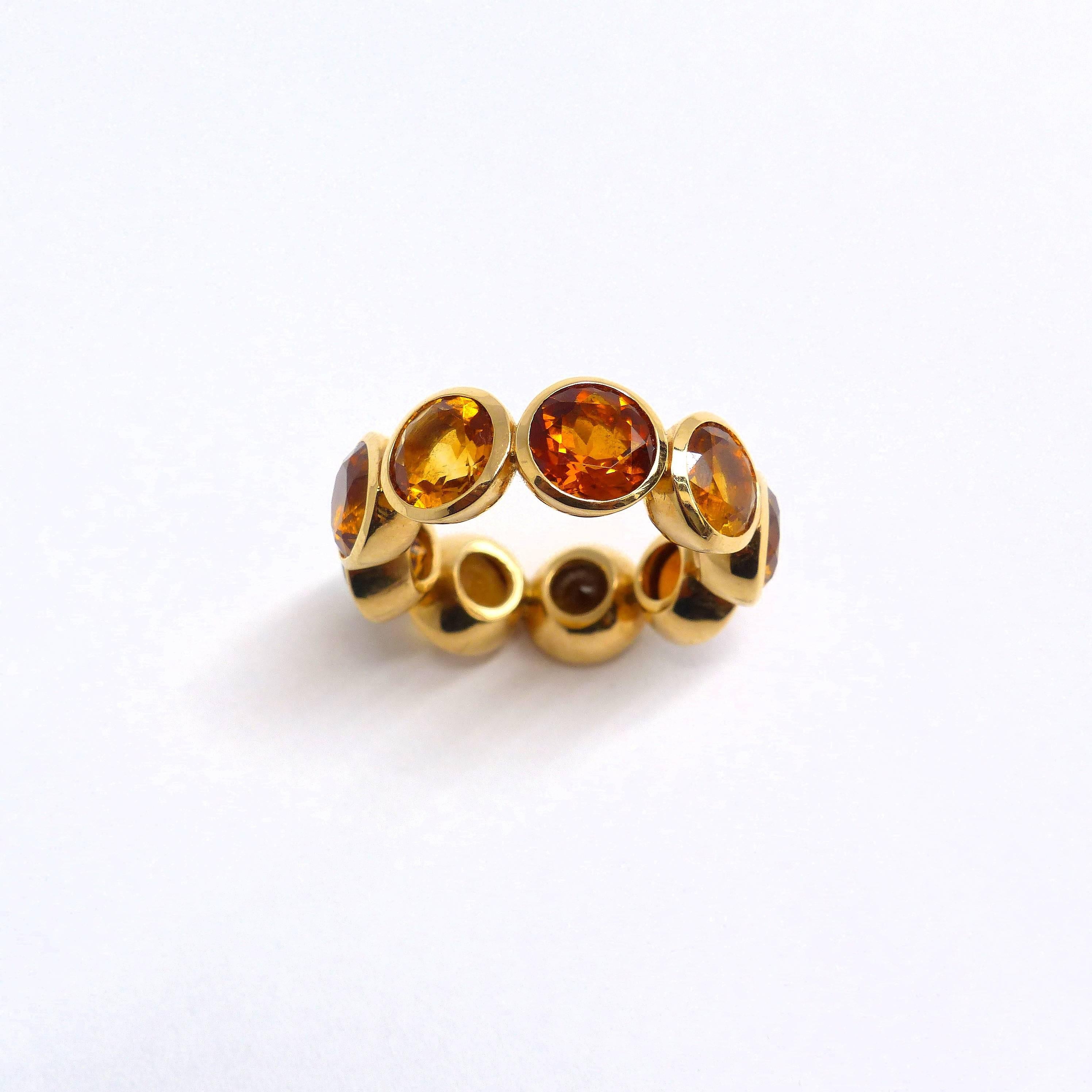 18k rose gold (11.03g) ring is set with 10x fine Citrines (facetted, round, 7mm, 9.54cts). 

Ringsize: 7 1/4 (56)

2 separate extentions in 18k rose gold (11.76g) can be added for an extra cost of € 1.512,-.