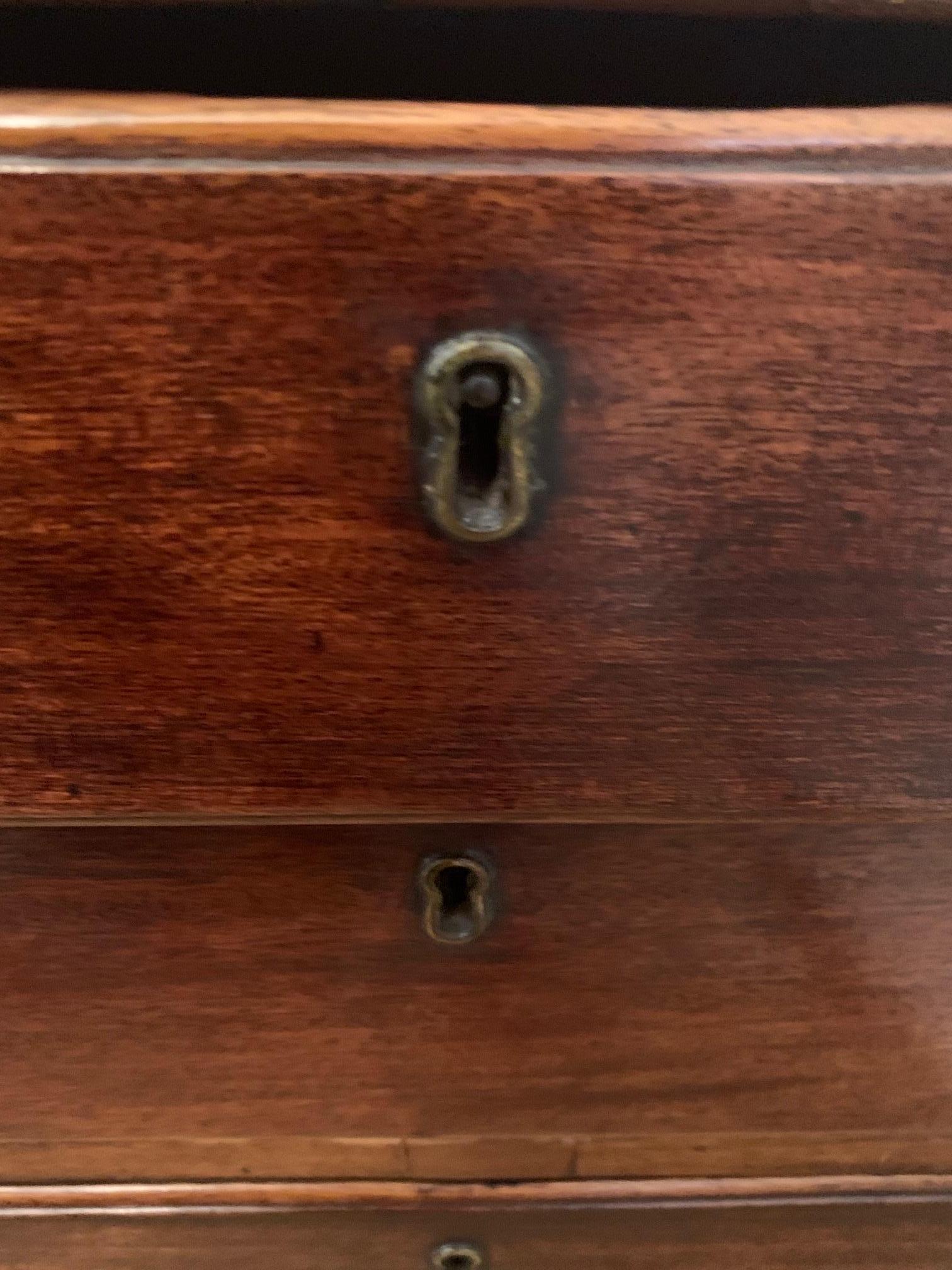 Fine & Classic Mahogany 18th Century Georgian Small Chest of Drawers For Sale 4