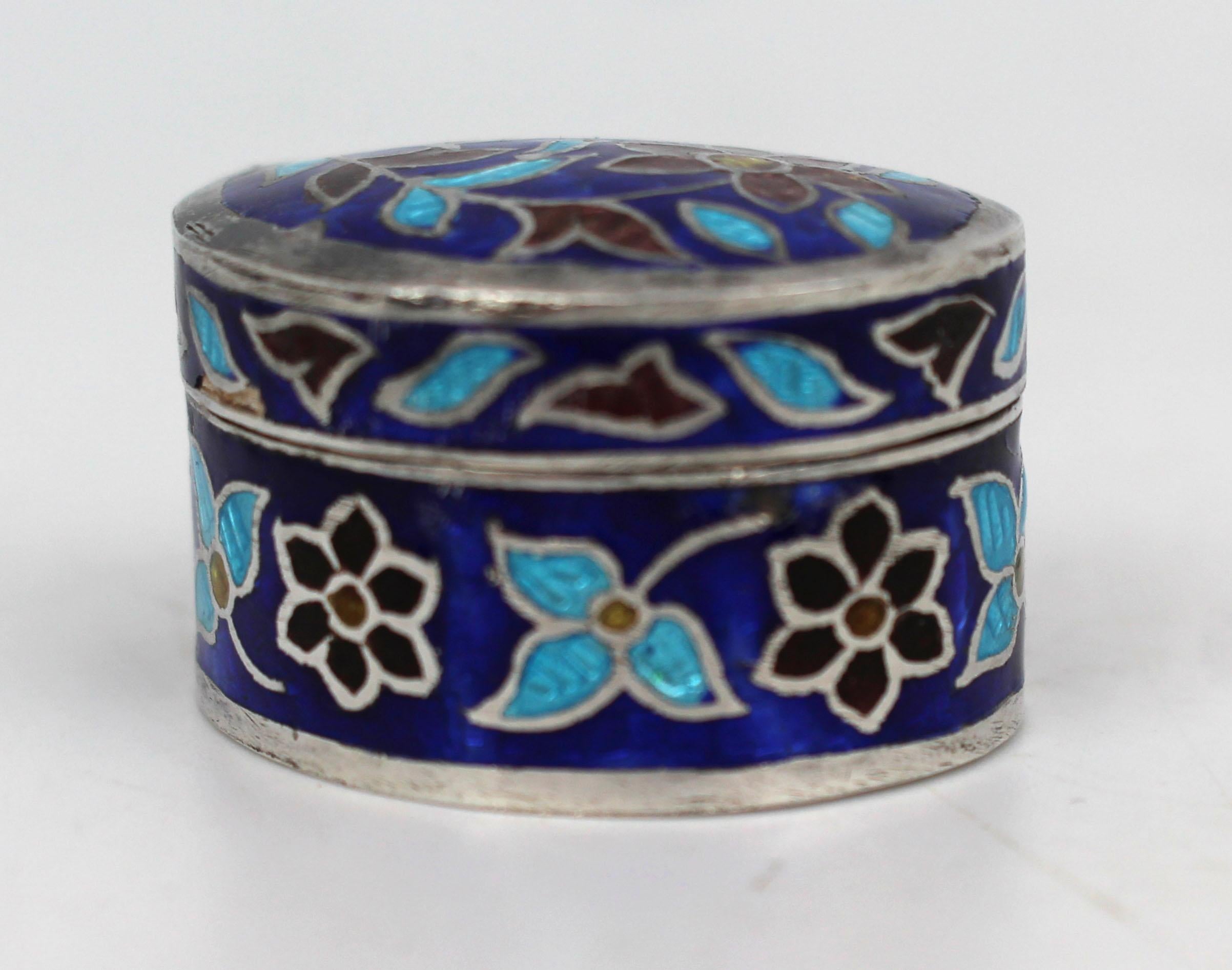 Cloisonné fin  Boîte à pilules en émail et argent en vente 3