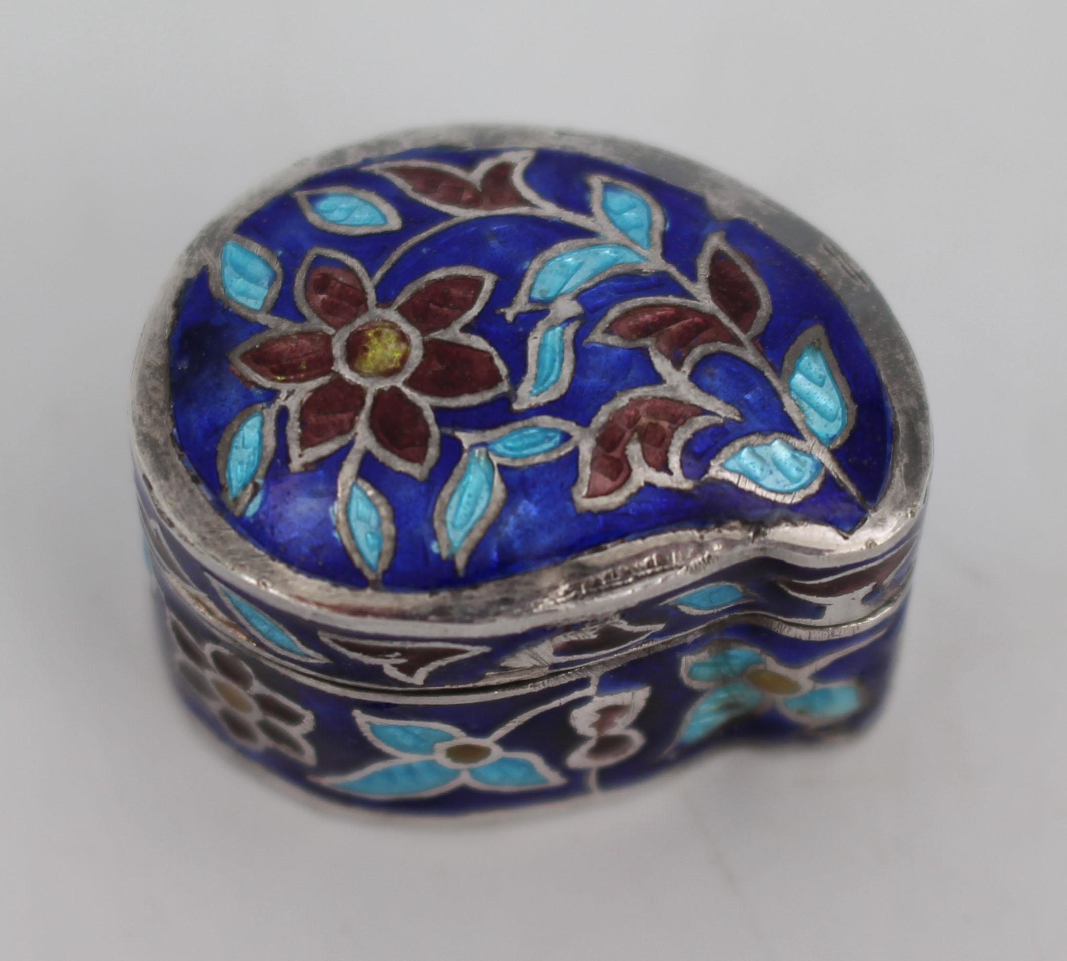 Indien Cloisonné fin  Boîte à pilules en émail et argent en vente