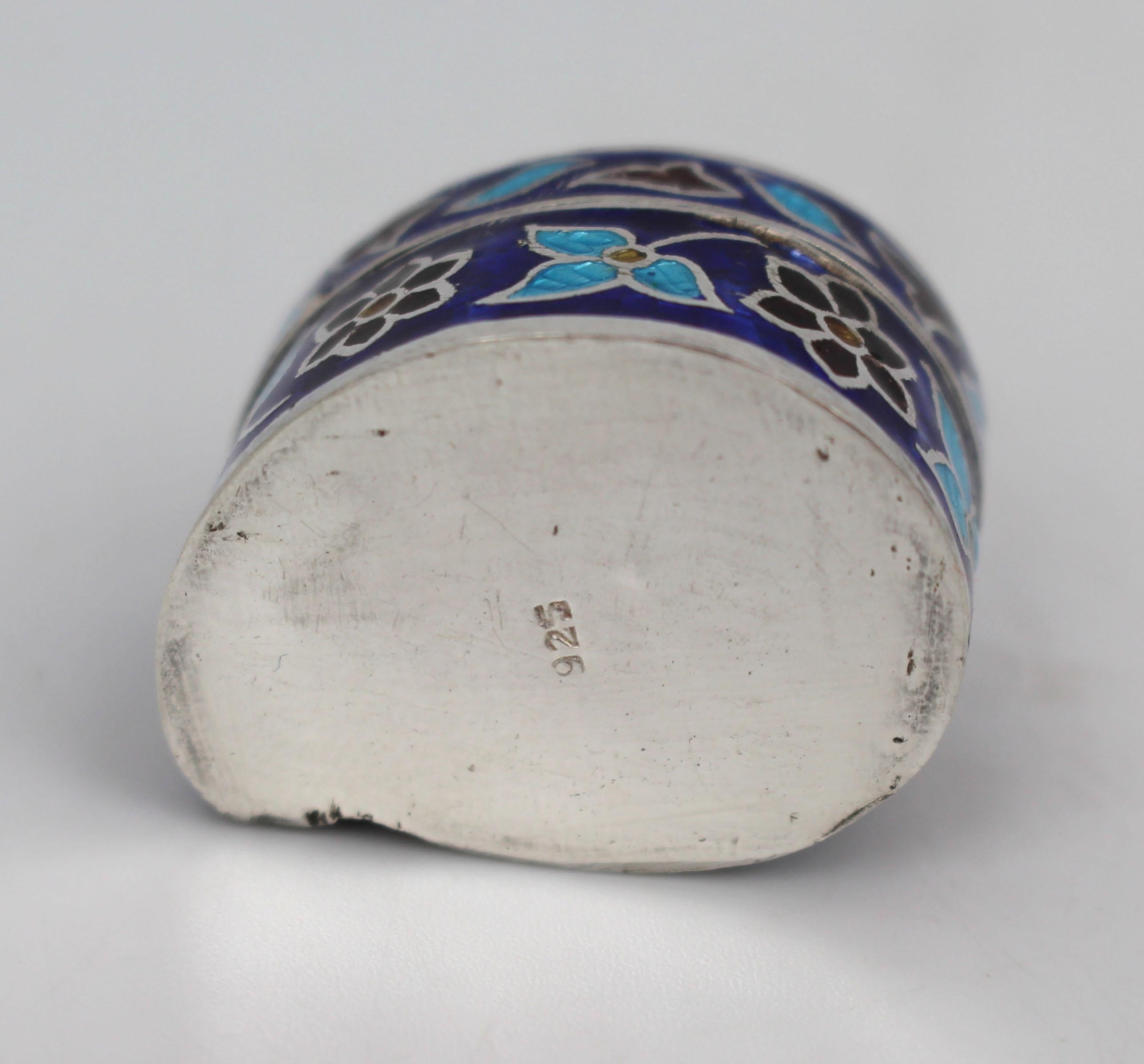 Cloisonné fin  Boîte à pilules en émail et argent Bon état - En vente à Worcester, GB